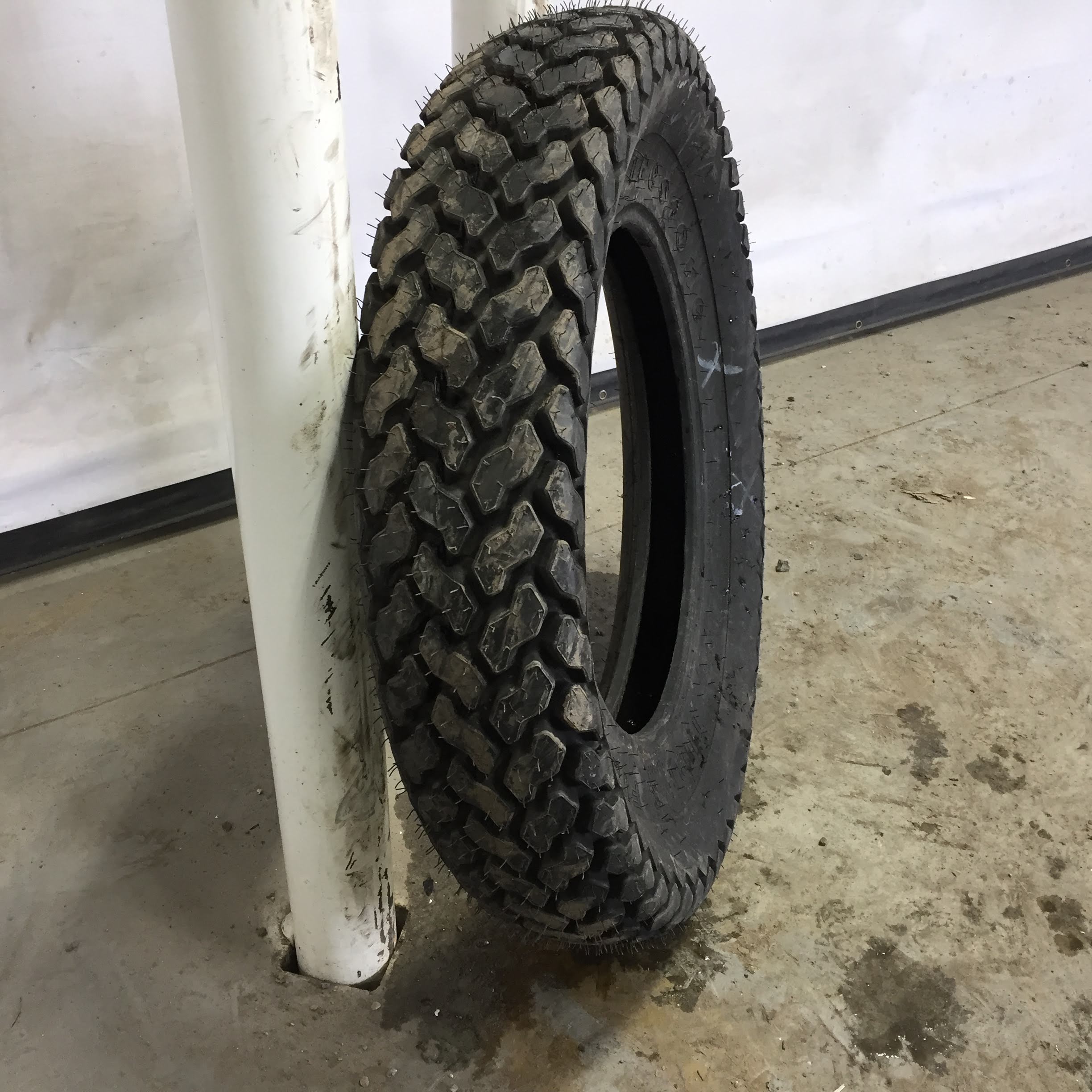 9.5/-22 Firestone Turf & Field R-3 Tire S002164