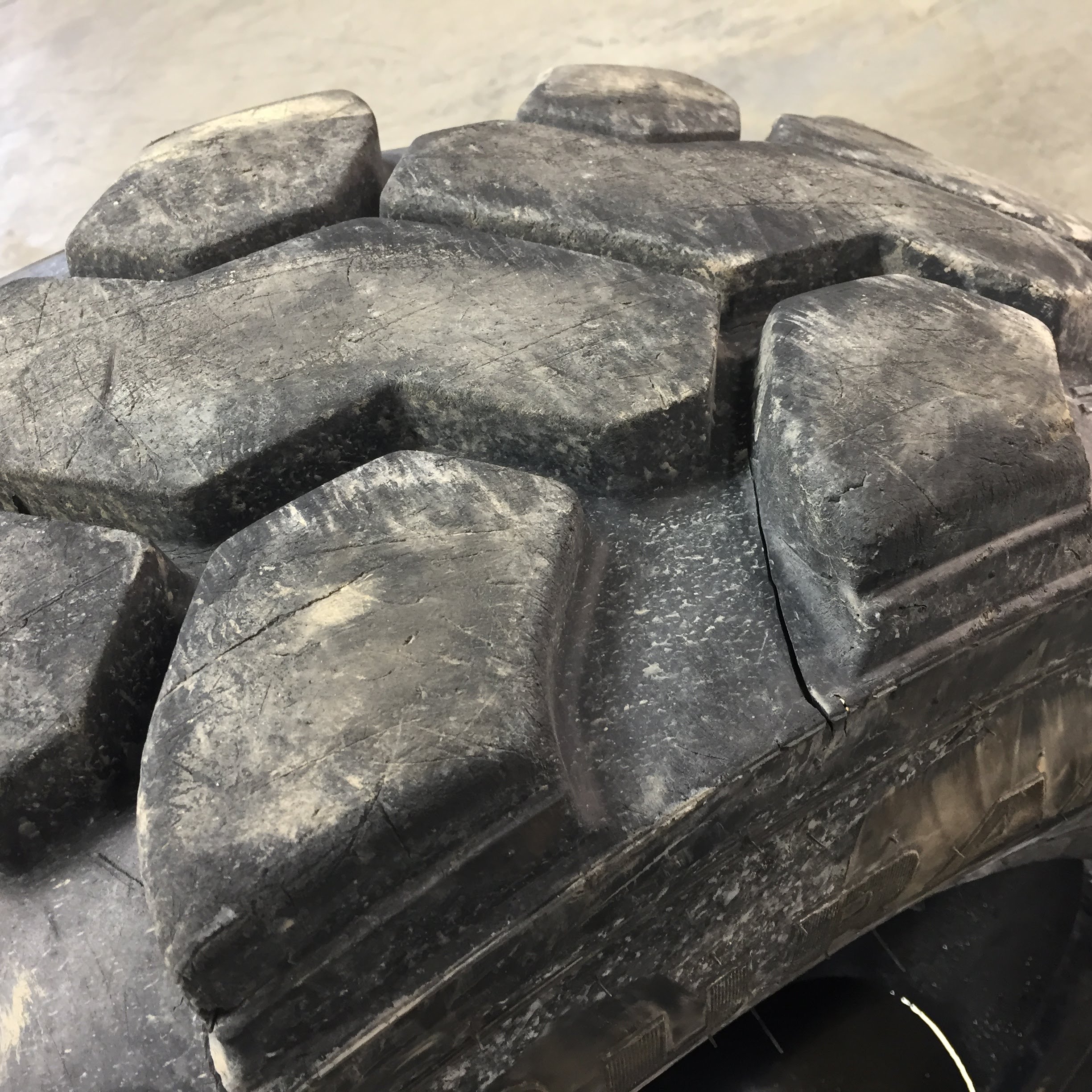 370/75-28 Firestone Duraforce MH L-3 Tire 007642