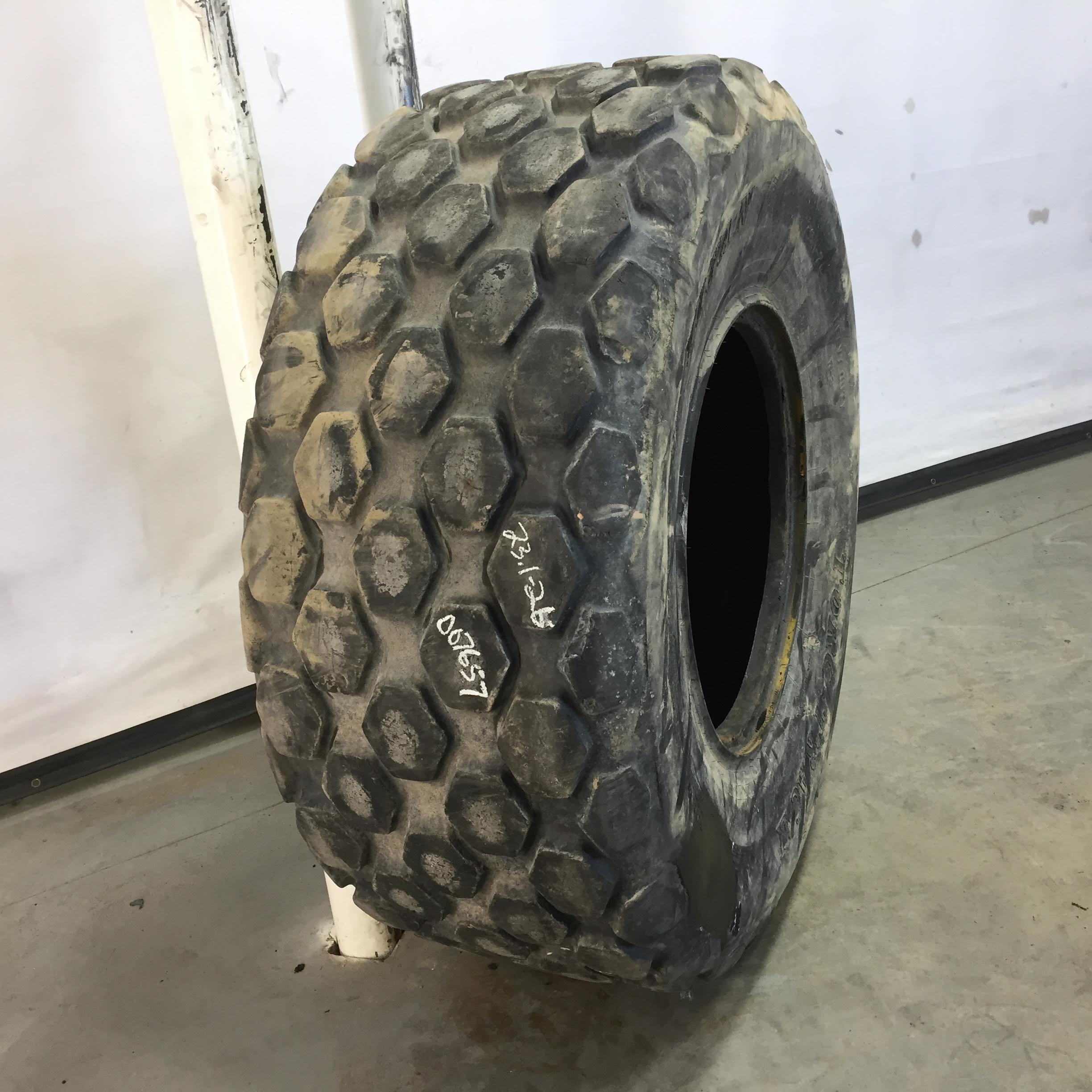 23.1/-26 Titan Farm Torc Trac II R-3 Tire 007657