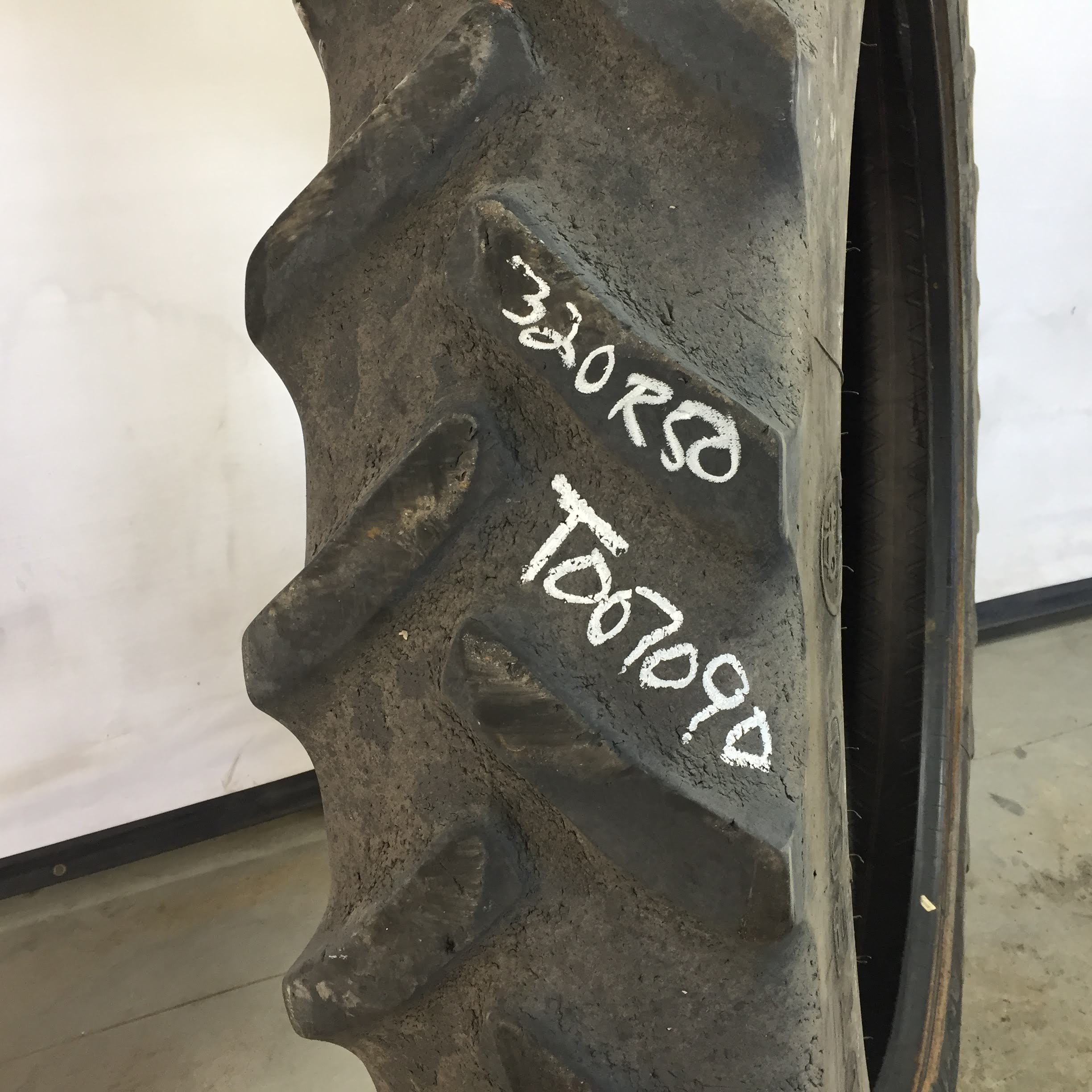 320/90R50 Goodyear Farm DT800 Super Traction R-1W Tire T007090