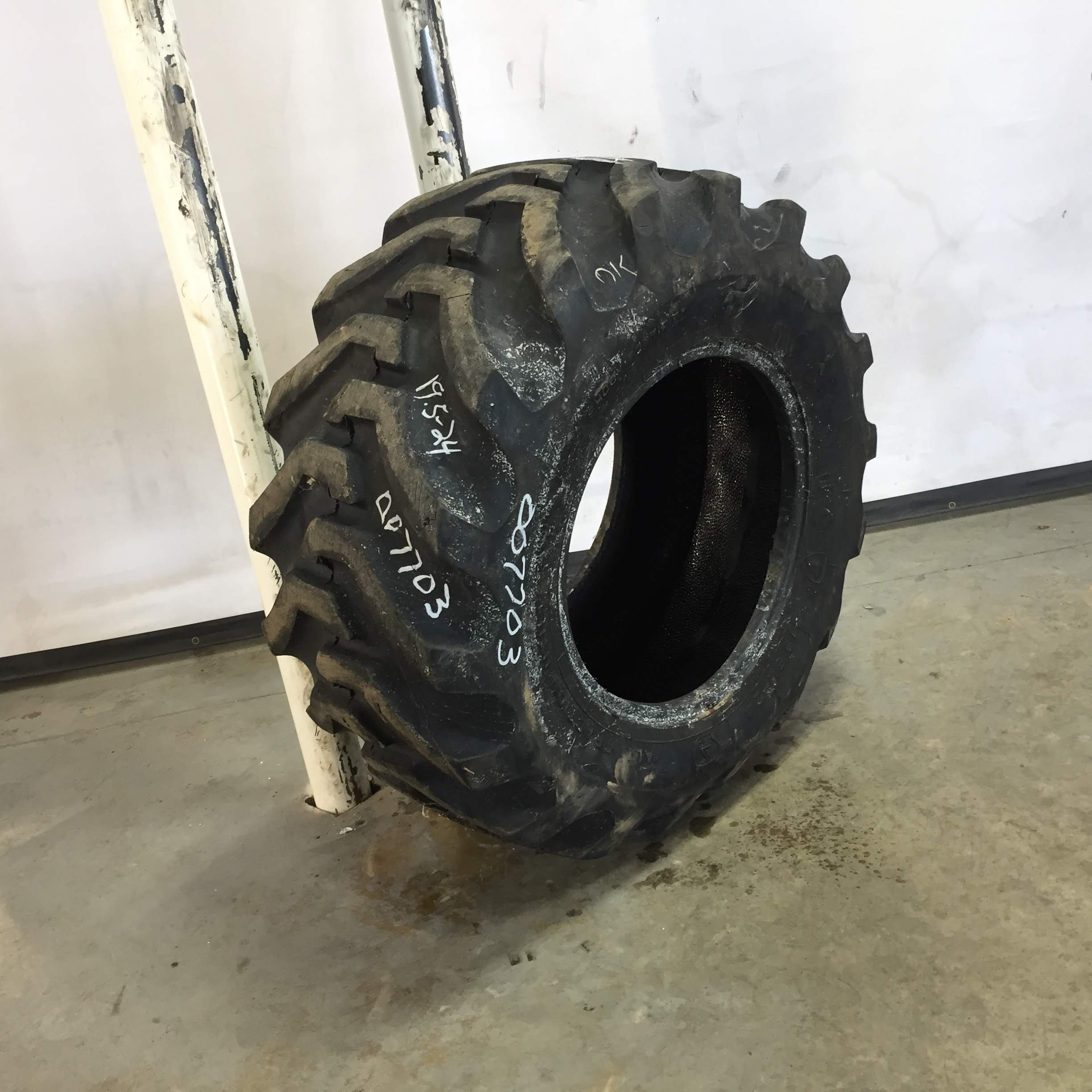 19.5/L-24 Firestone All Traction Utility R-4 Tire 007703