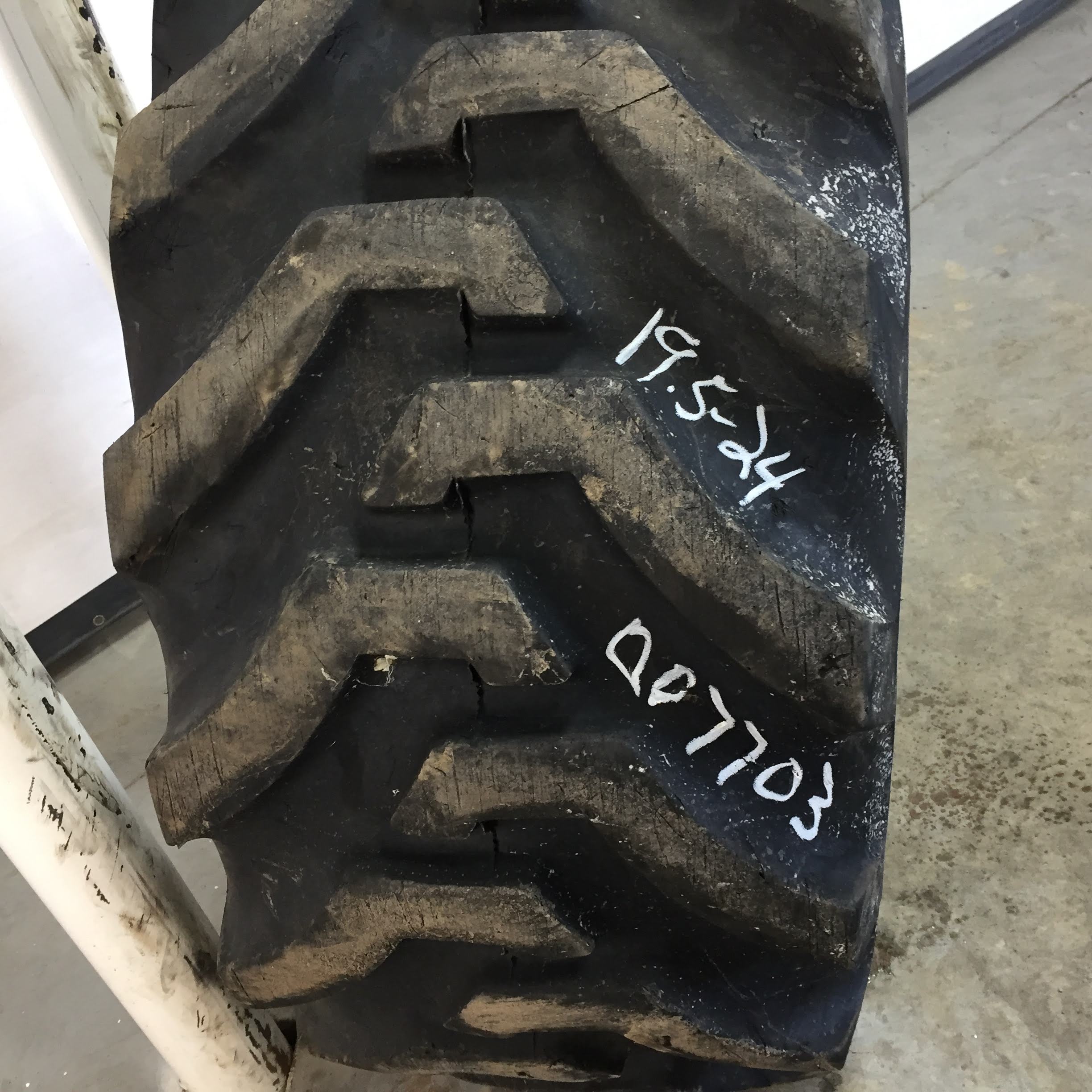 19.5/L-24 Firestone All Traction Utility R-4 Tire 007703