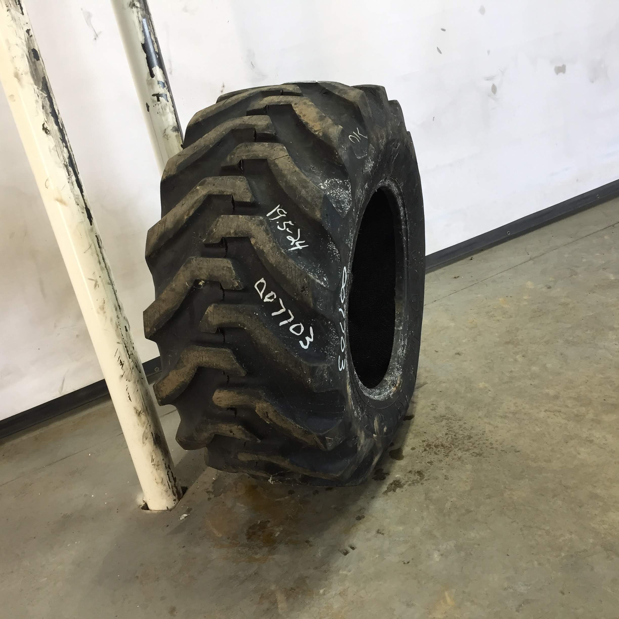 19.5/L-24 Firestone All Traction Utility R-4 Tire 007703