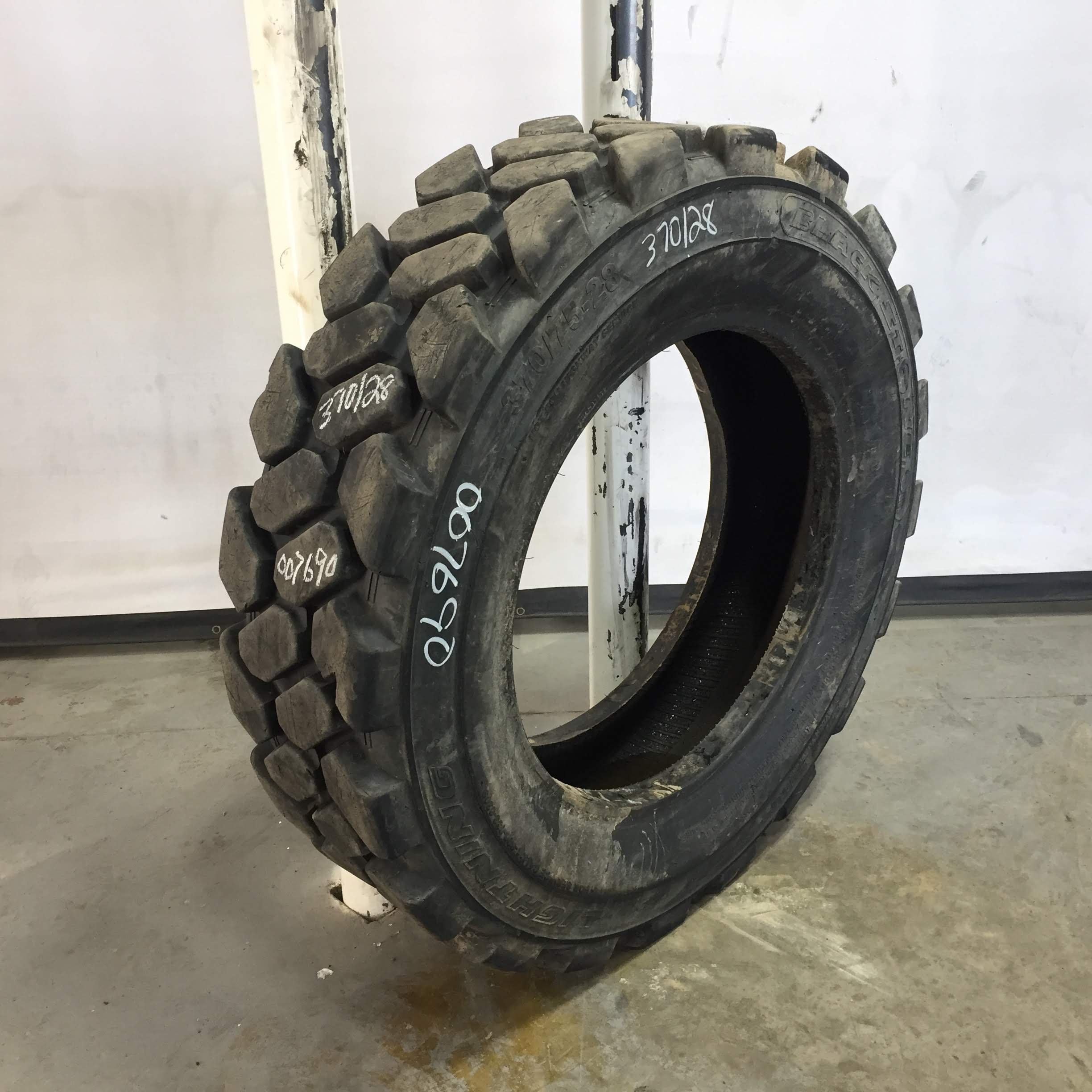 370/75-28 Blackstone Lightning Tire 007690