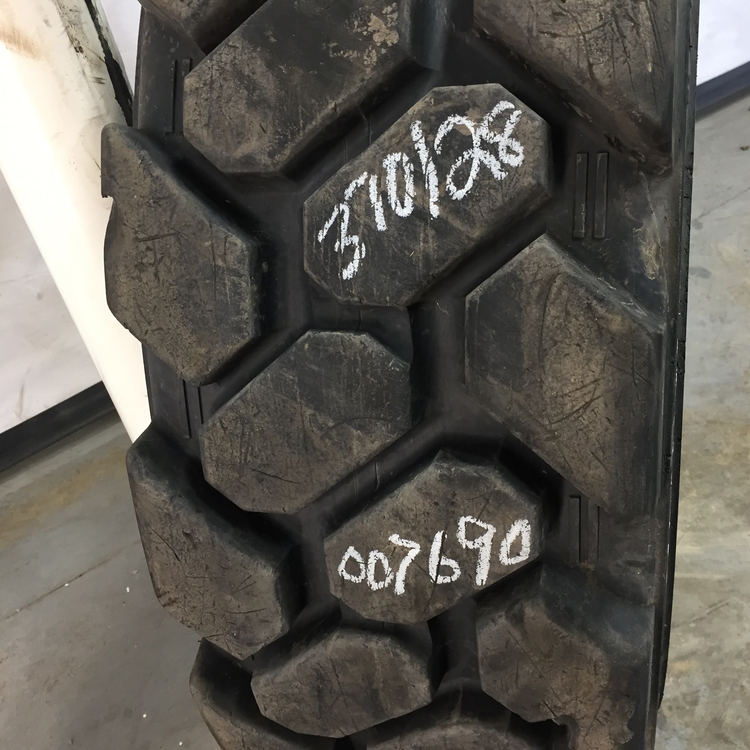 370/75-28 Blackstone Lightning Tire 007690