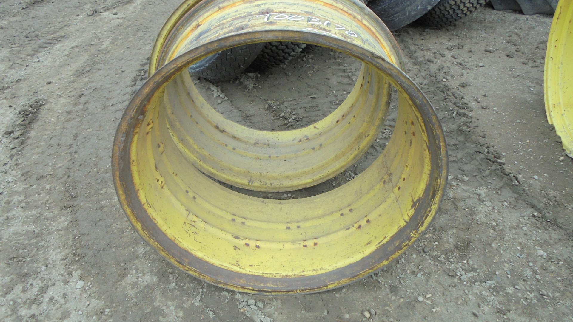 34''D x 18''W Double Bevel 34" Cast Wheel T003170