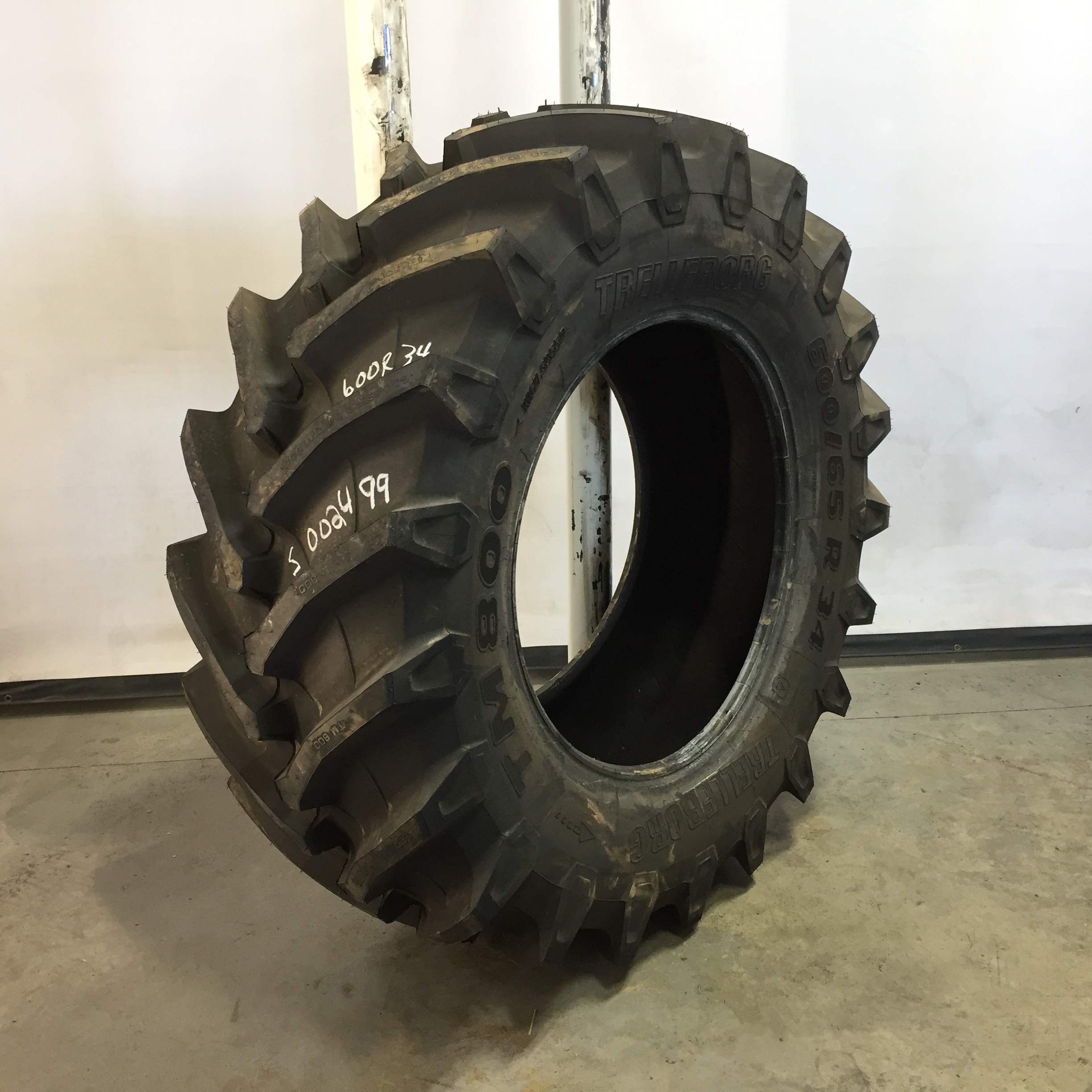 600/65R34 Trelleborg TM800 High Speed R-1W Tire S002499