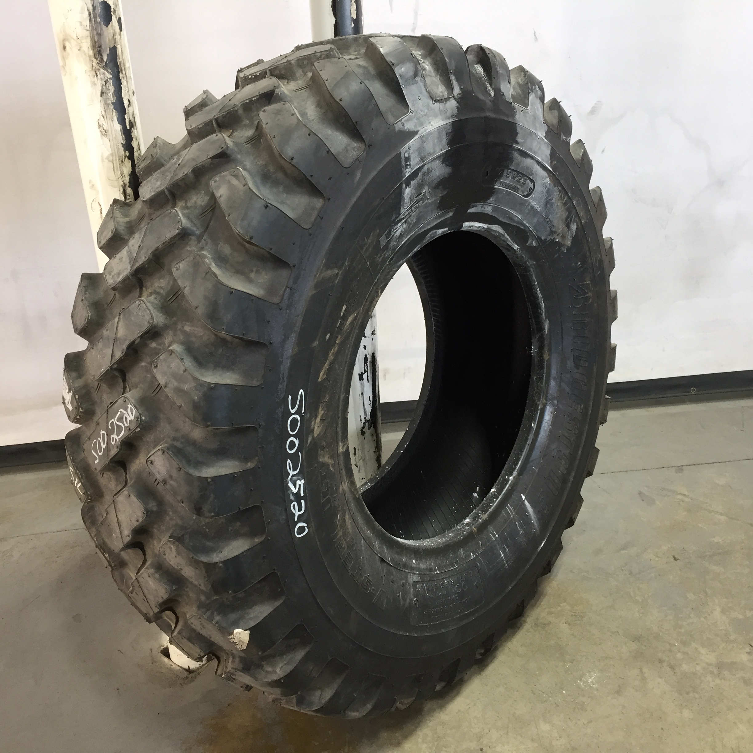 17.5/R25 Bridgestone VUT V-Steel Ultra Traction G-2 Tire S002520