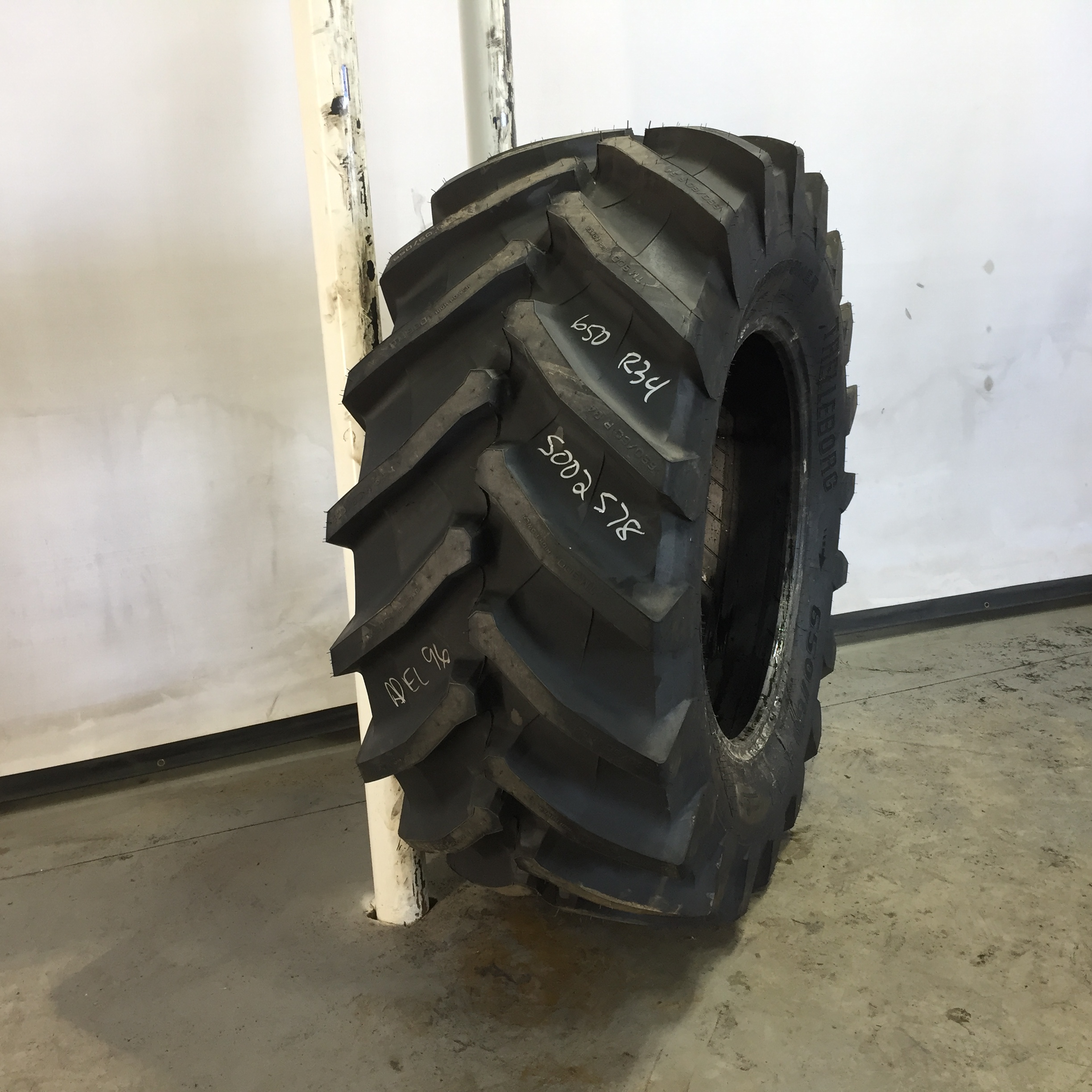 650/60R34 Trelleborg TM900 High Power R-1W Tire S002578