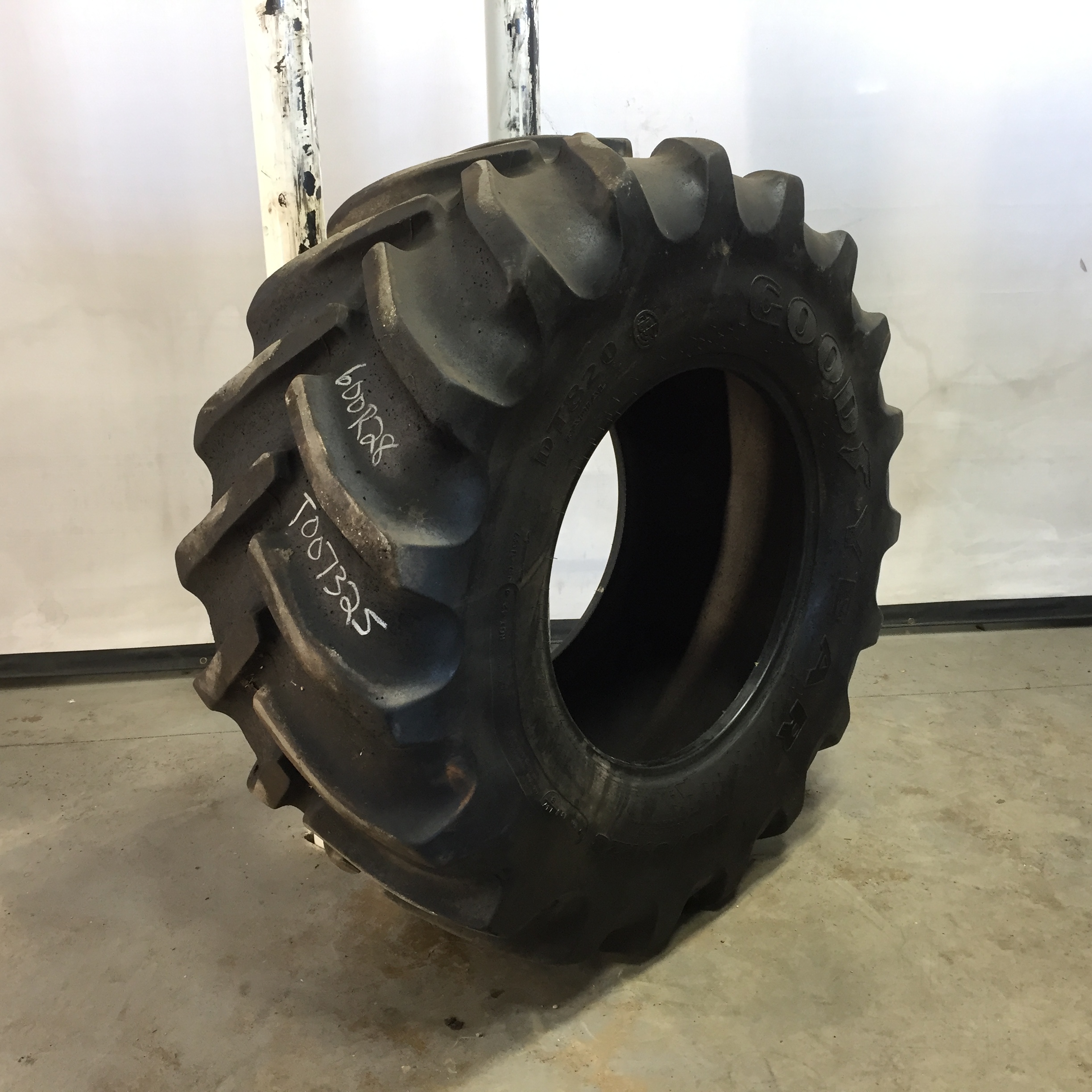 600/65R28 Goodyear Farm DT820 Super Traction R-1W Tire T007325