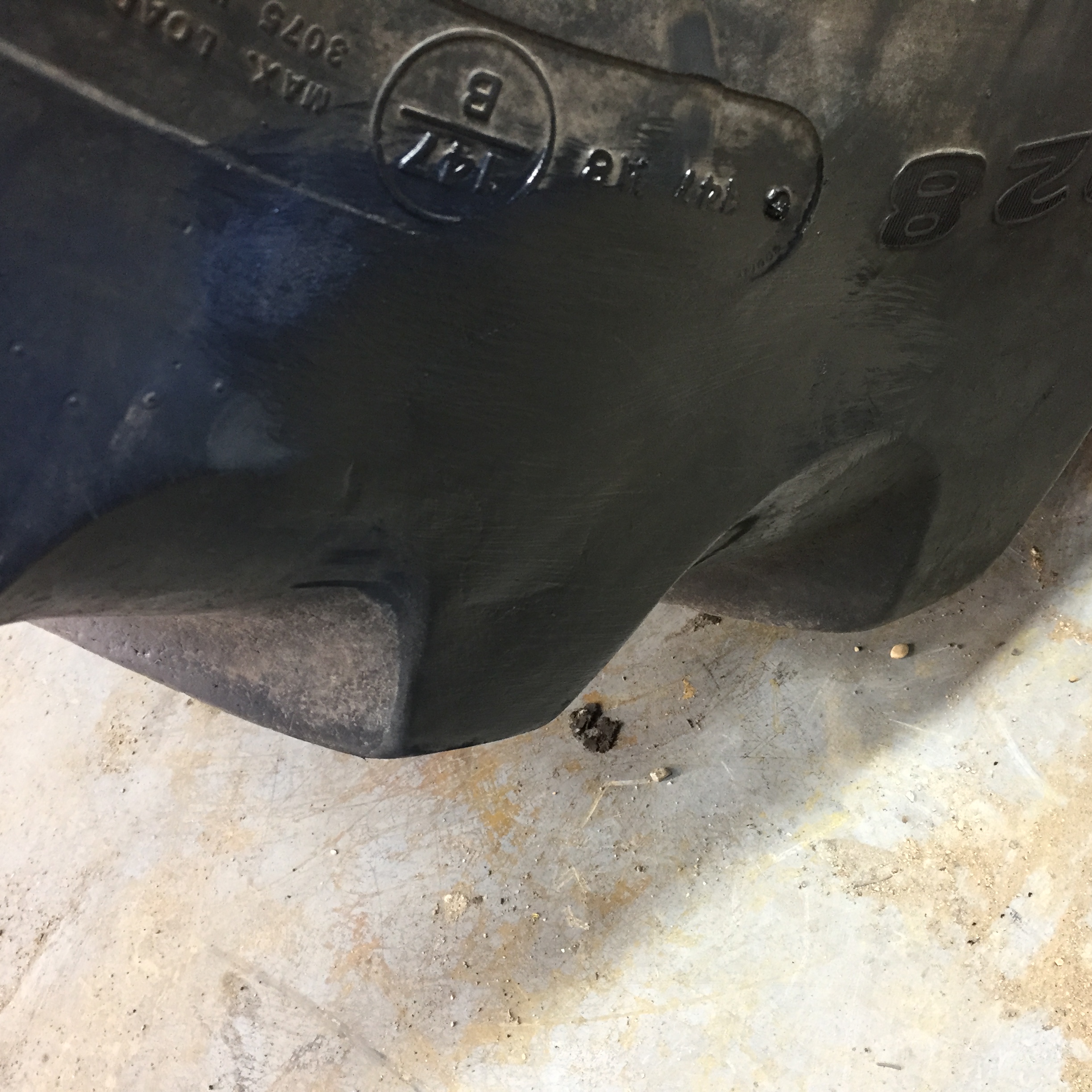 600/65R28 Goodyear Farm DT820 Super Traction R-1W Tire T007325