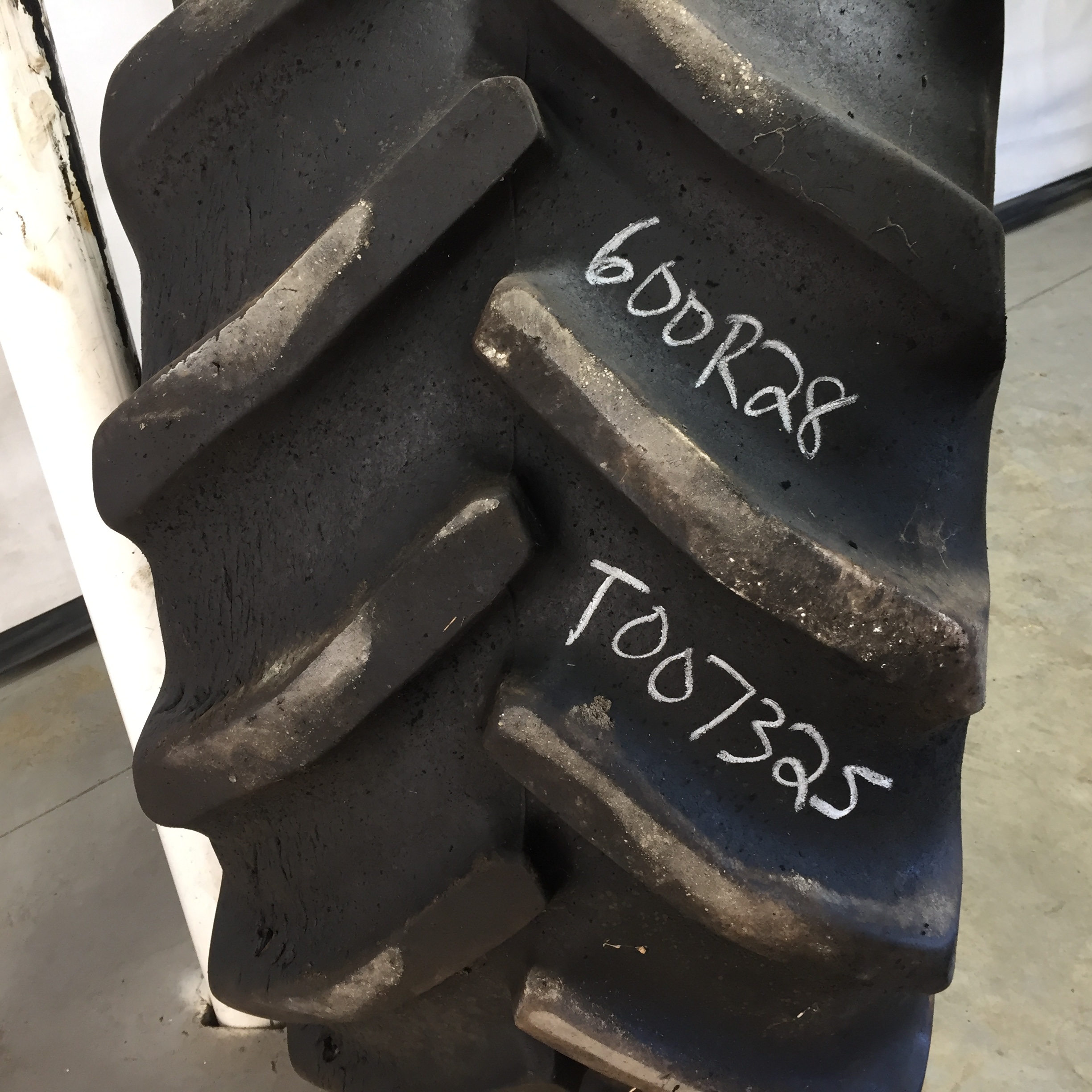 600/65R28 Goodyear Farm DT820 Super Traction R-1W Tire T007325