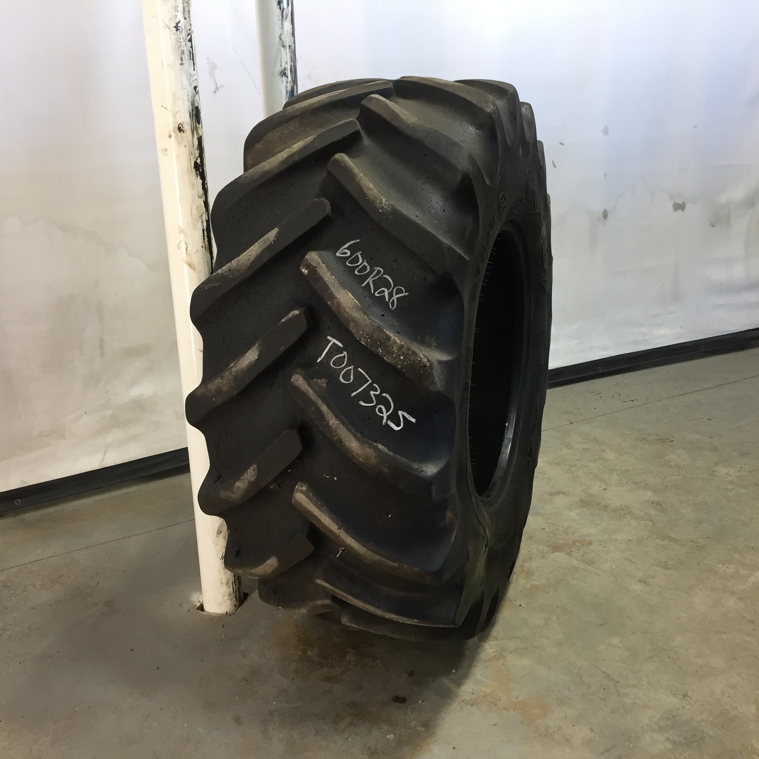 600/65R28 Goodyear Farm DT820 Super Traction R-1W Tire T007325