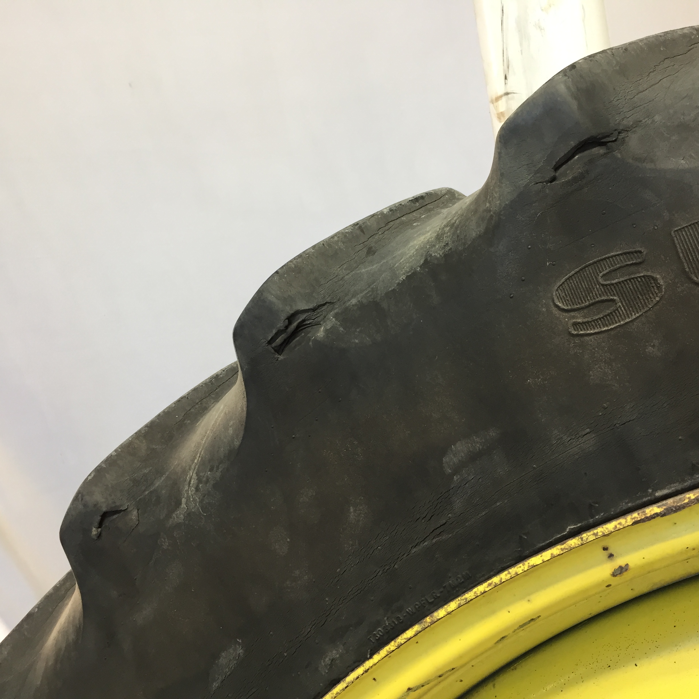 320/90R54 Goodyear Farm DT800 Super Traction R-1W Tire RT007344