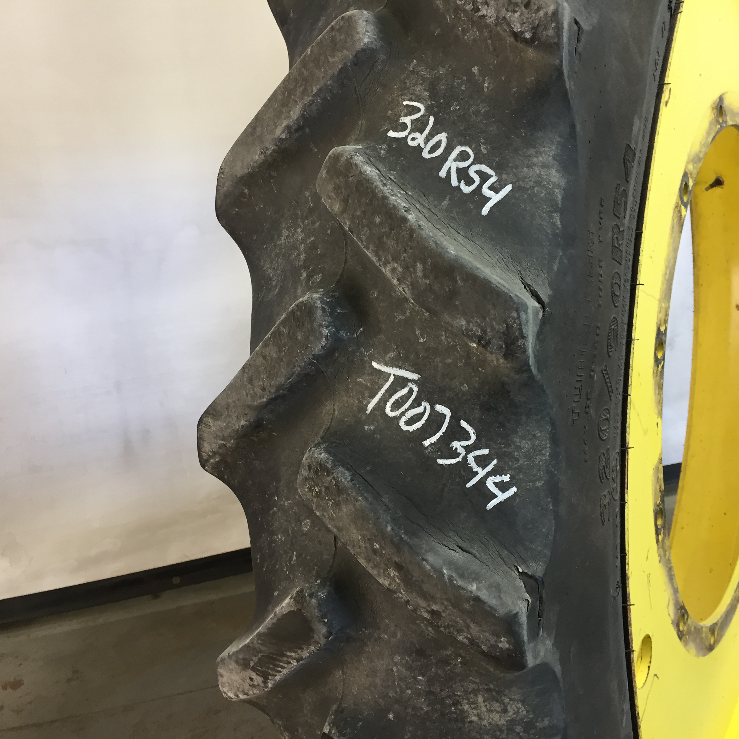 320/90R54 Goodyear Farm DT800 Super Traction R-1W Tire RT007344