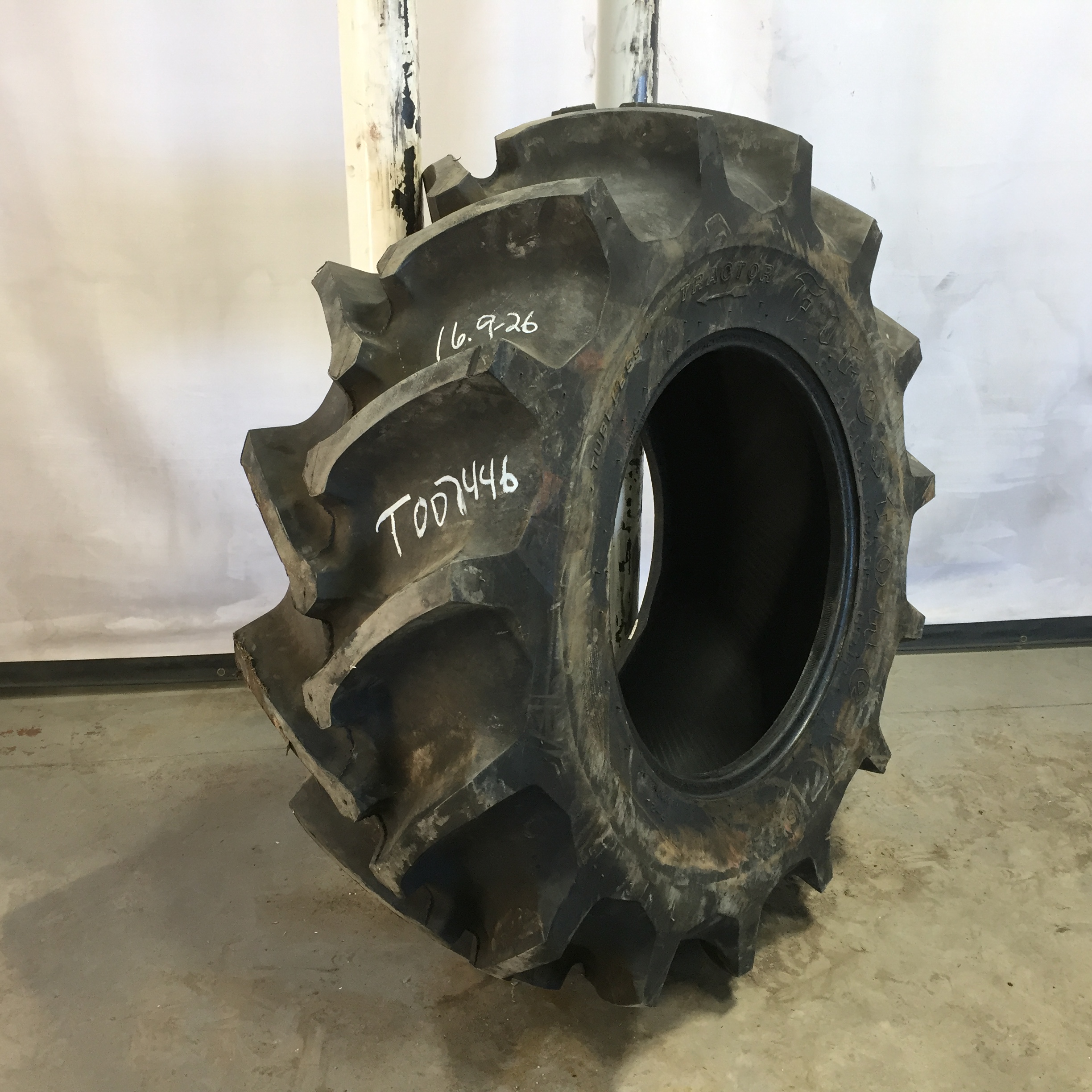 16.9/-26 Firestone Champion Spade Grip R-2 Tire T007446