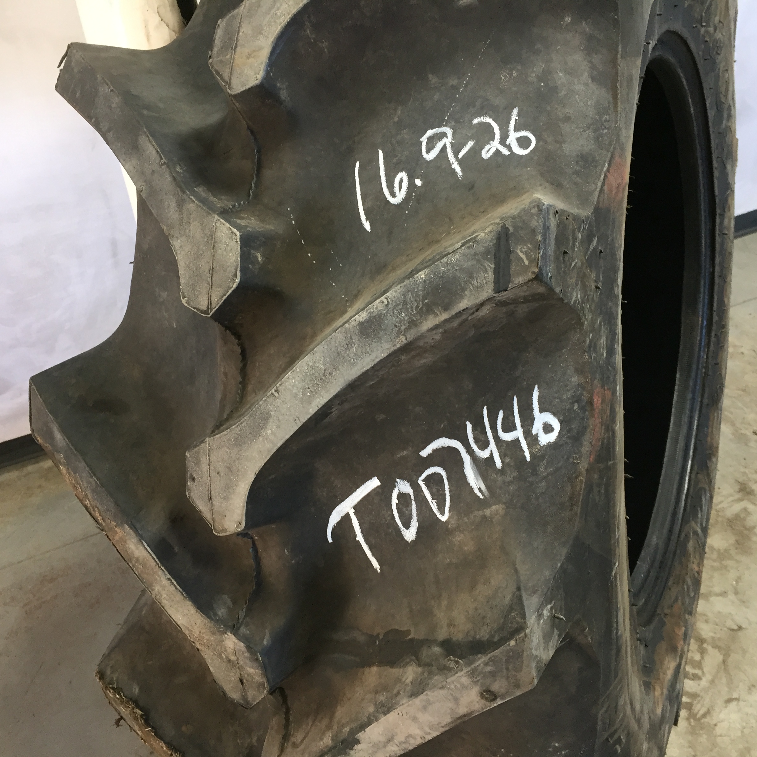 16.9/-26 Firestone Champion Spade Grip R-2 Tire T007446