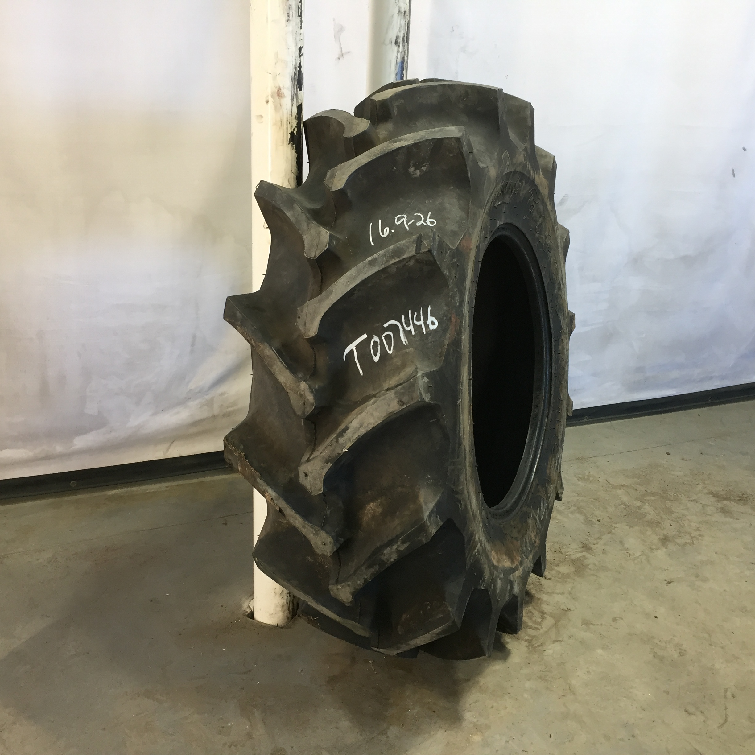 16.9/-26 Firestone Champion Spade Grip R-2 Tire T007446