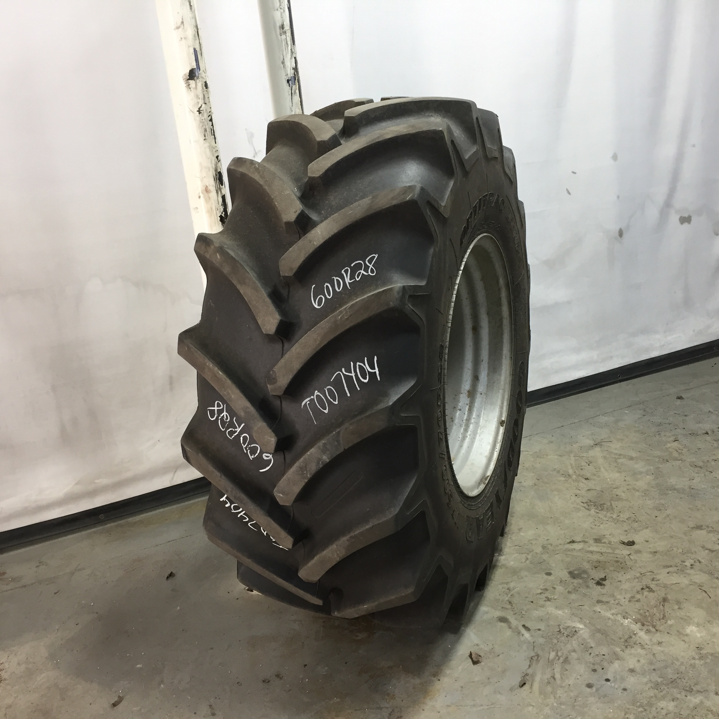 600/70R28 Goodyear Farm Optitrac CFO R-1W Tire-Wheel Assembly T007404