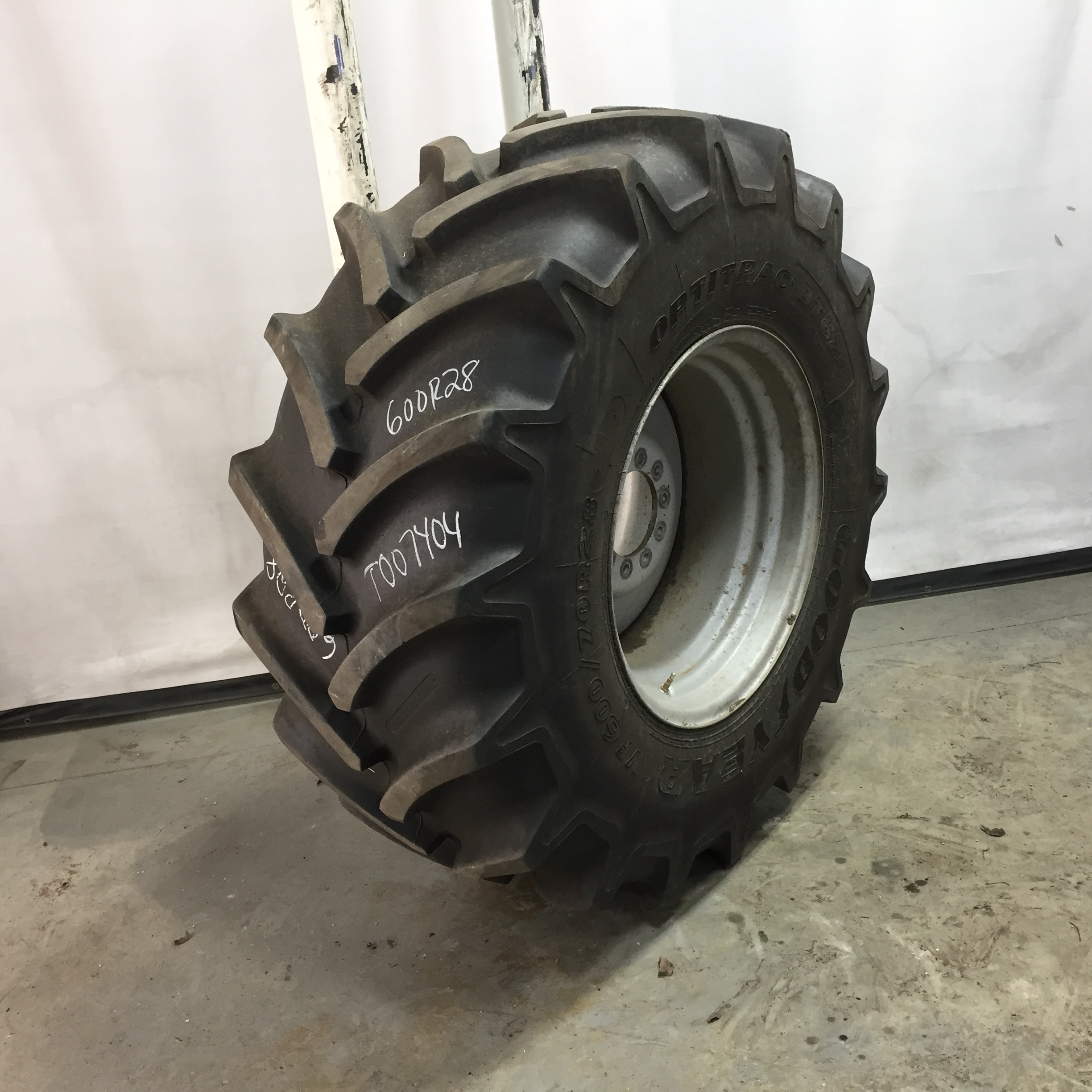 600/70R28 Goodyear Farm Optitrac CFO R-1W Tire-Wheel Assembly T007404