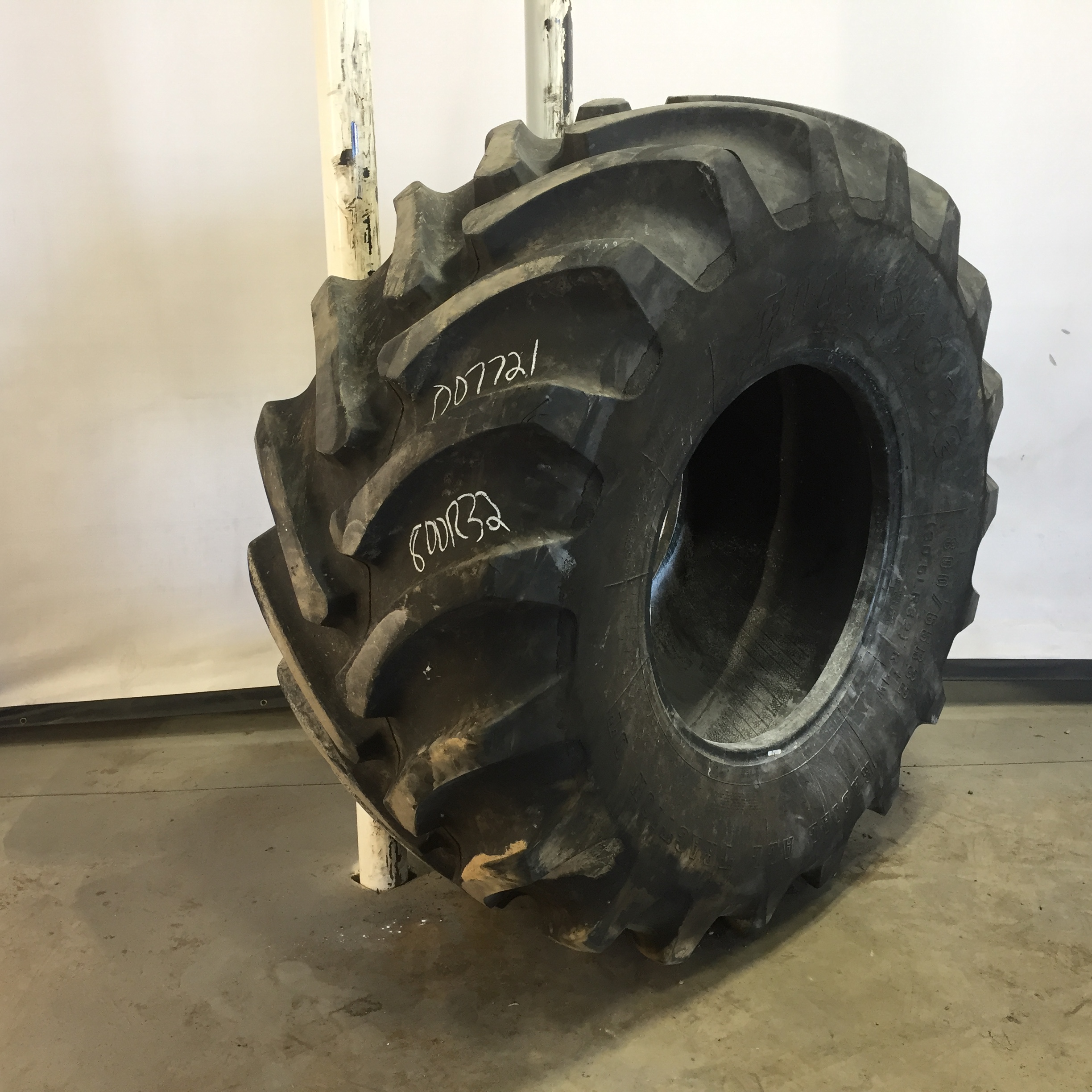 800/65R32 Firestone Radial All Traction DT R-1W Tire 007721