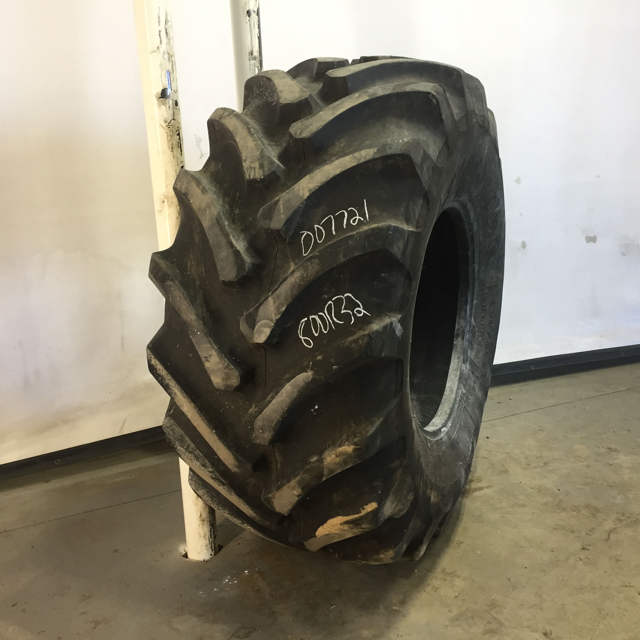 800/65R32 Firestone Radial All Traction DT R-1W Tire 007721