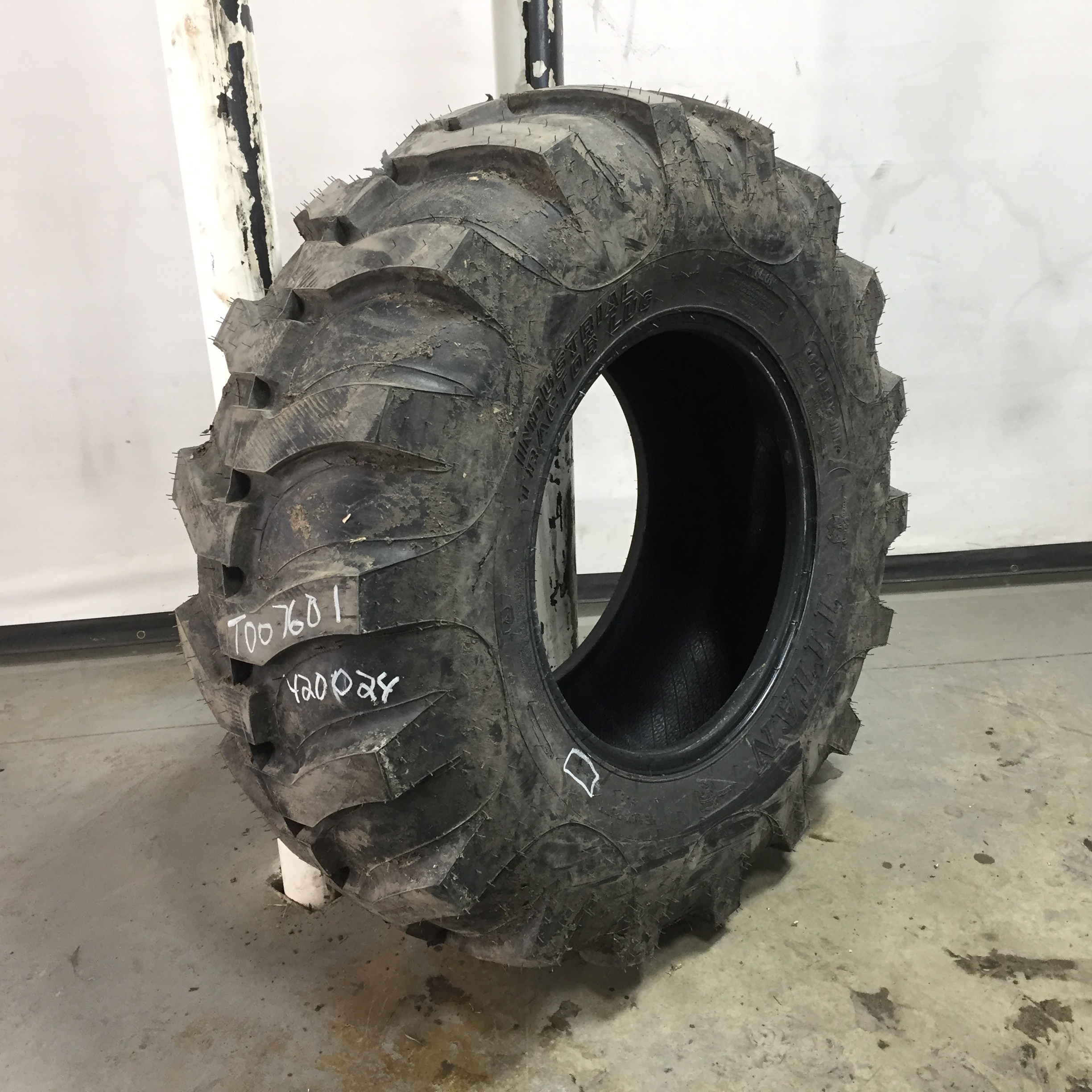420/85D24 Titan Farm Industrial Tractor Lug R-4 Tire T007601