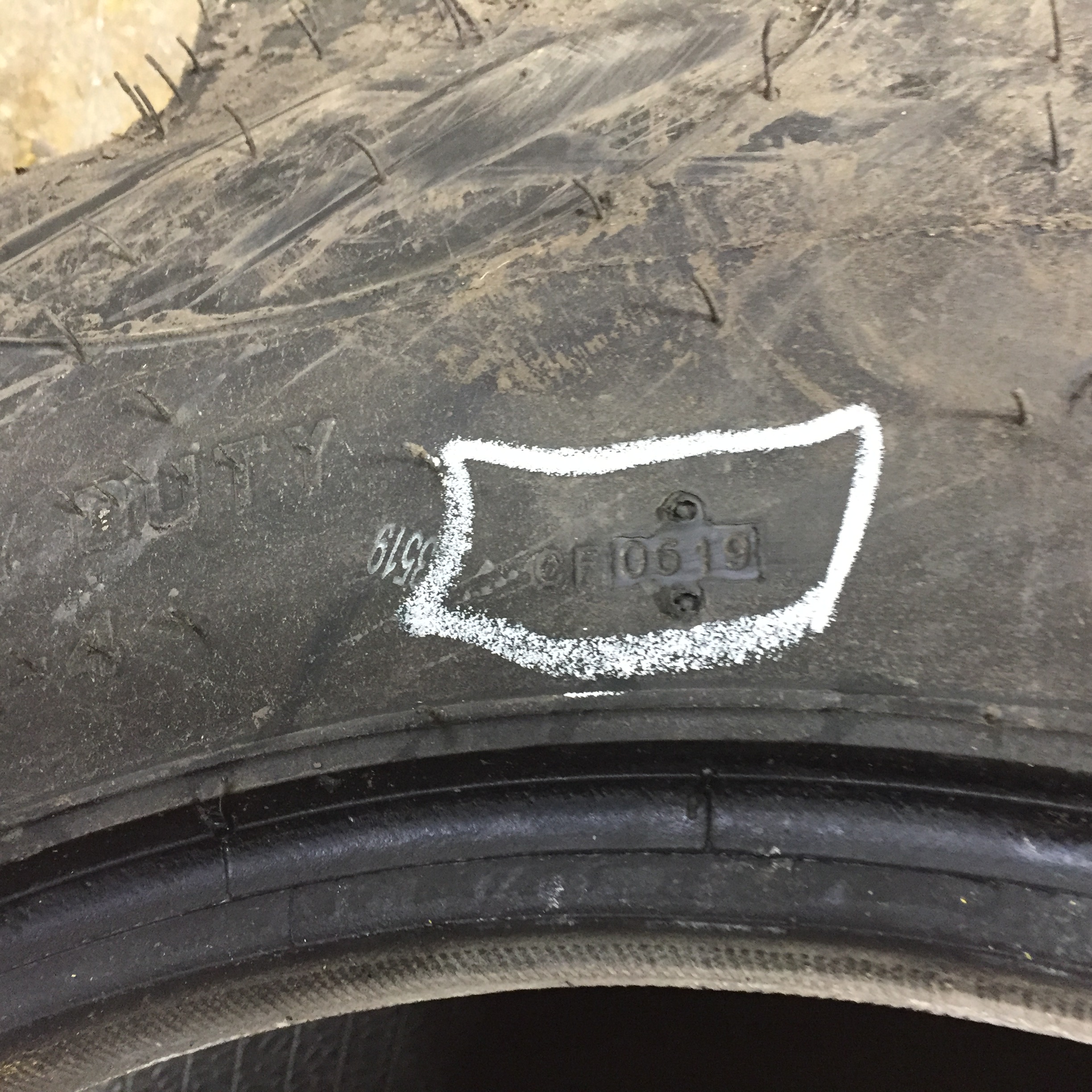 420/85D24 Titan Farm Industrial Tractor Lug R-4 Tire T007601