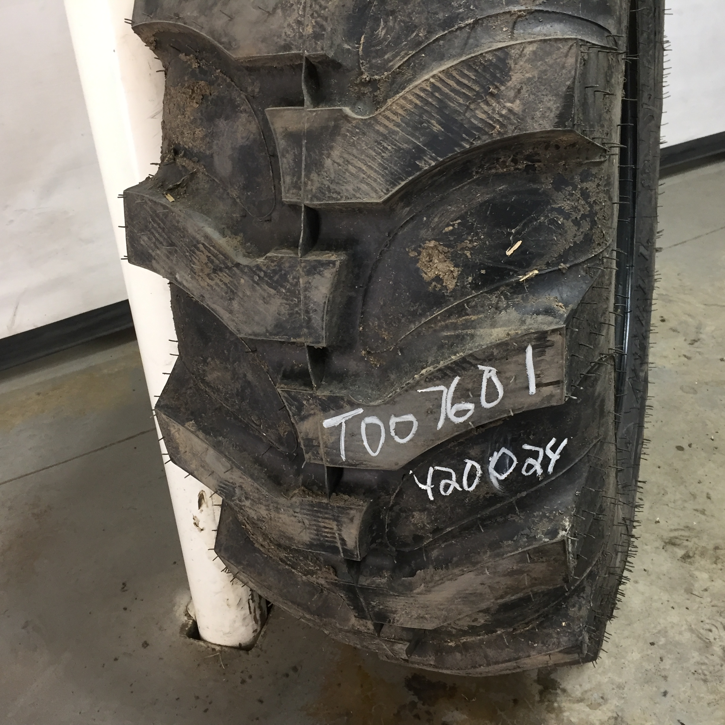 420/85D24 Titan Farm Industrial Tractor Lug R-4 Tire T007601
