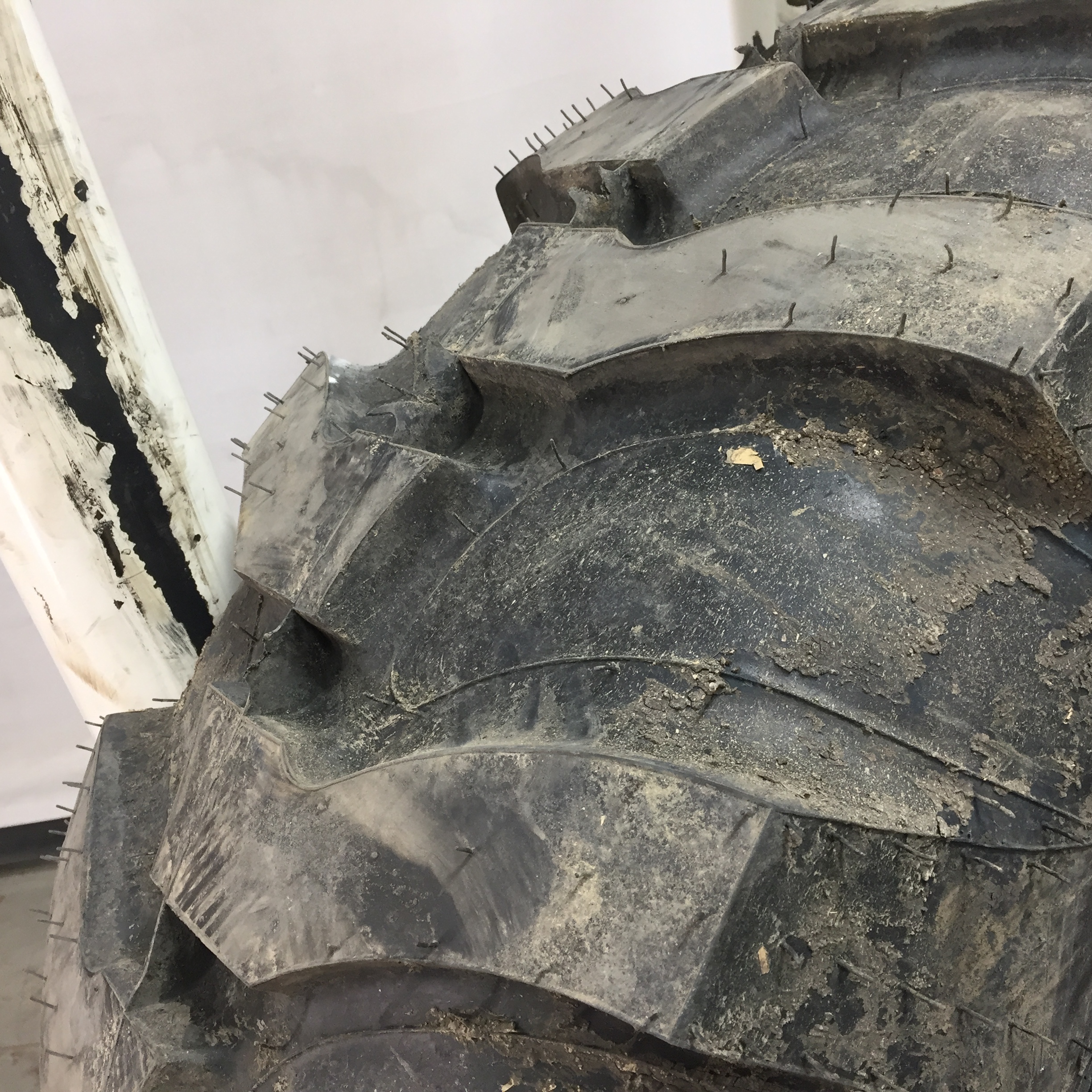 420/85D24 Titan Farm Industrial Tractor Lug R-4 Tire T007601