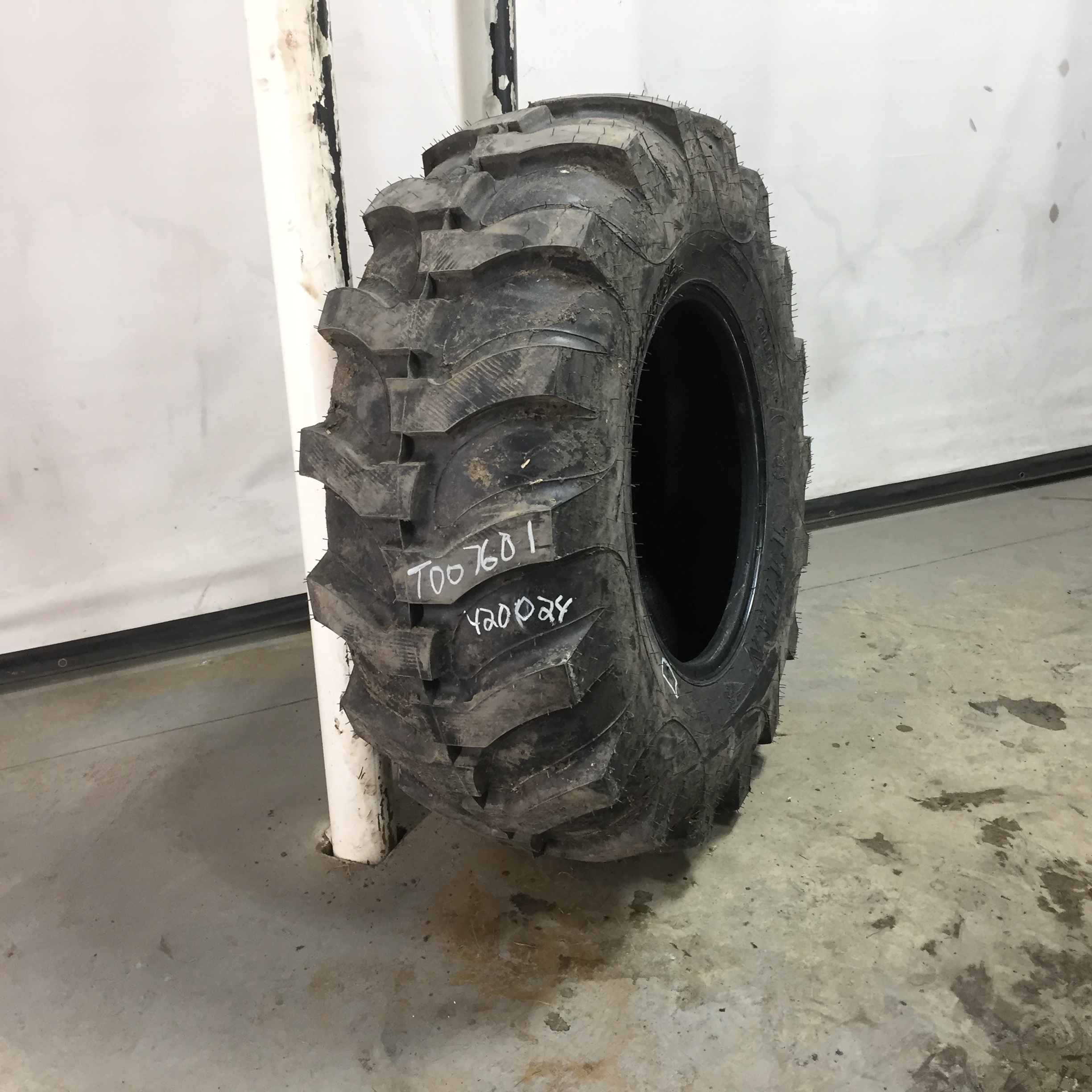 420/85D24 Titan Farm Industrial Tractor Lug R-4 Tire T007601