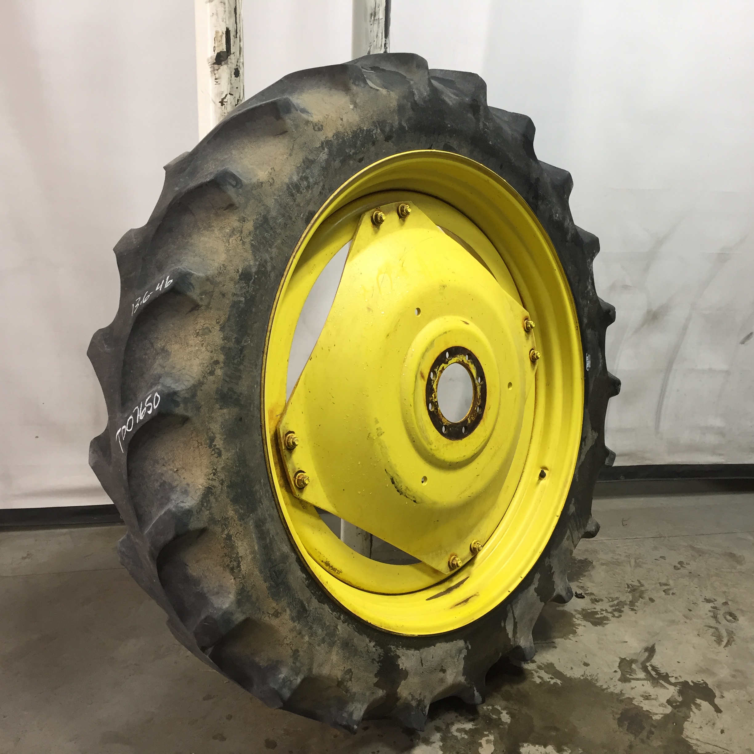 13.6/-46 Firestone Champion Spade Grip R-2 Stub Disc (groups of 2 bolts) Tire-Wheel Assembly T007650