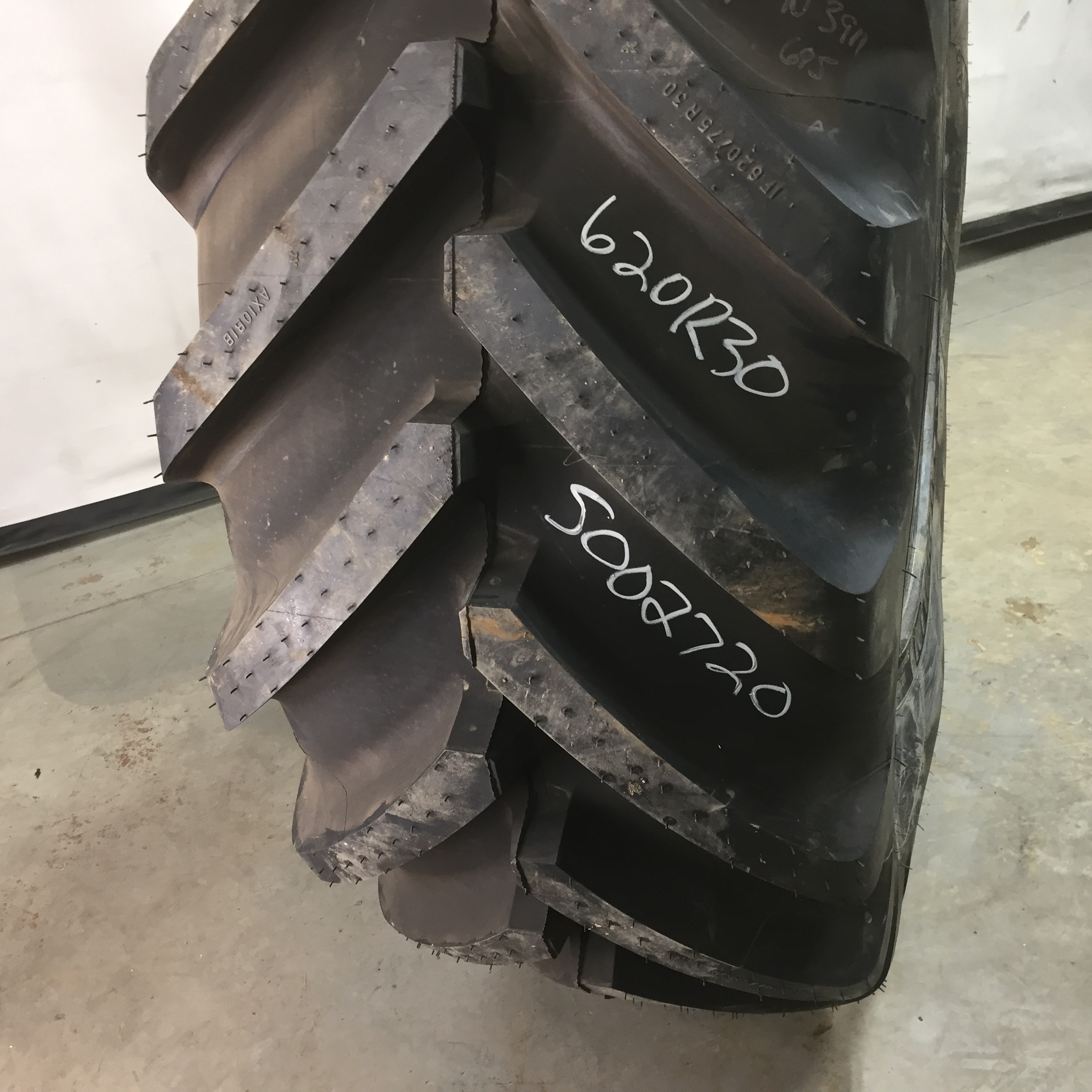 620/75R30 Michelin Axiobib R-1W Tire S002720