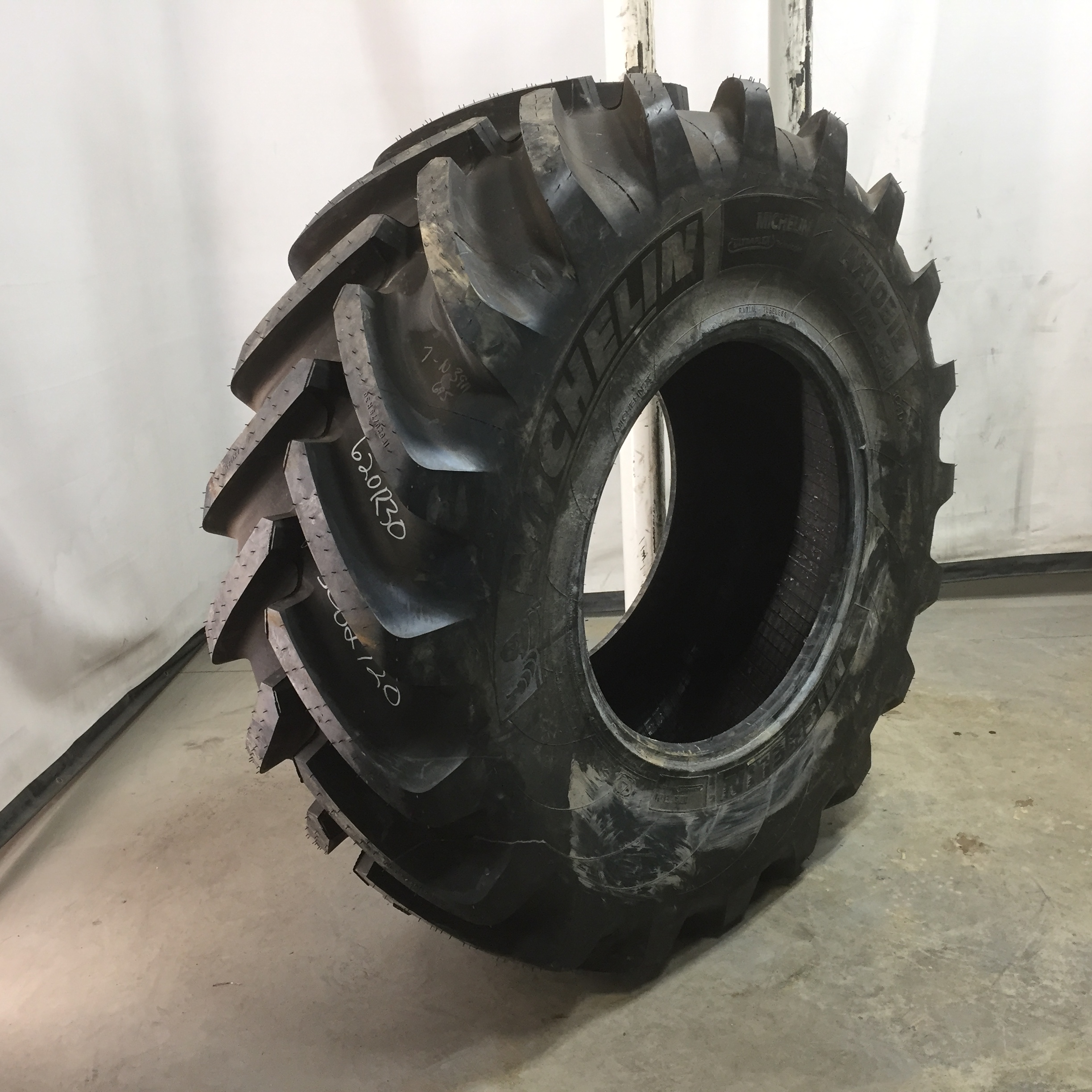 620/75R30 Michelin Axiobib R-1W Tire S002720