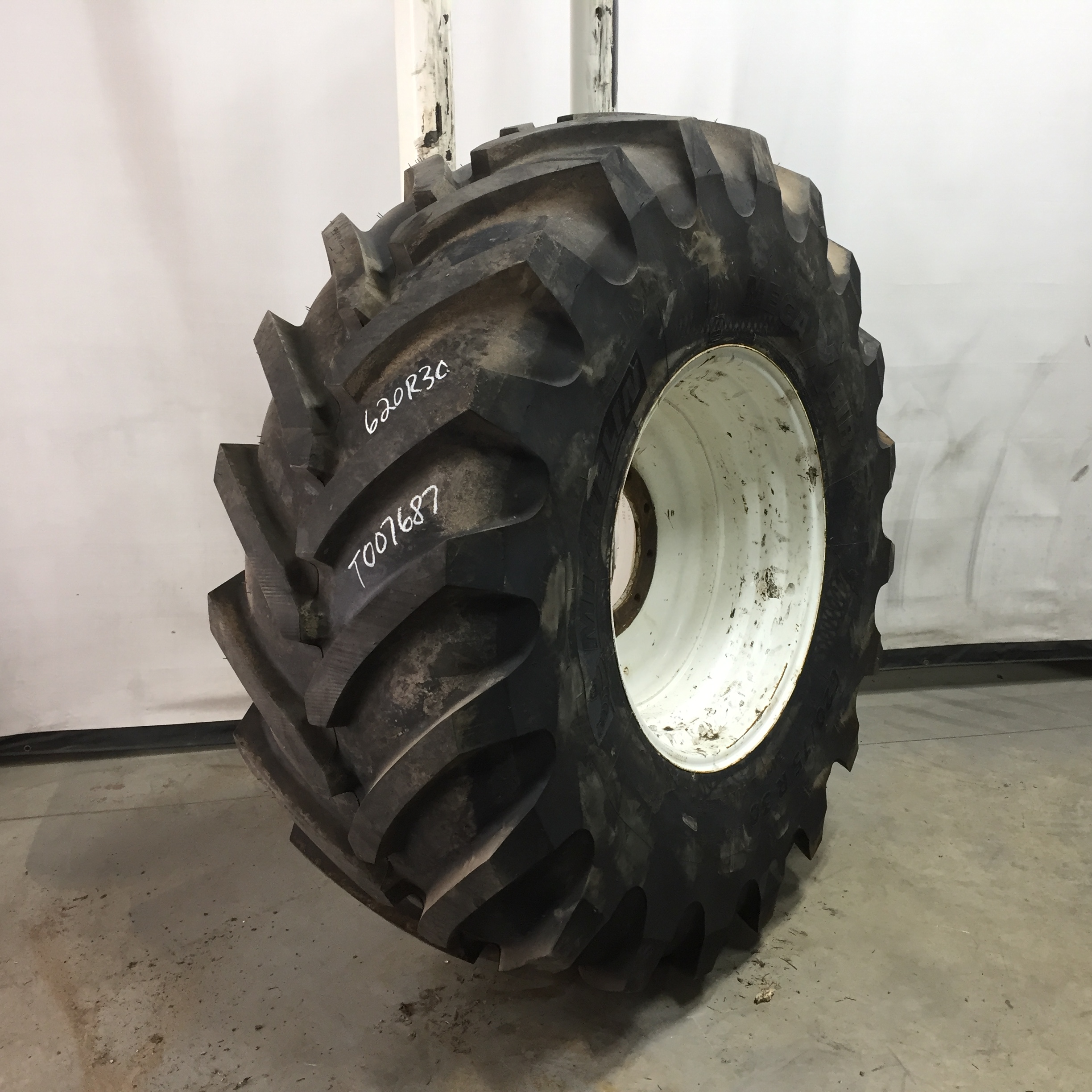 620/75R30 Michelin MegaXBib R-1W Tire-Wheel Assembly T007687