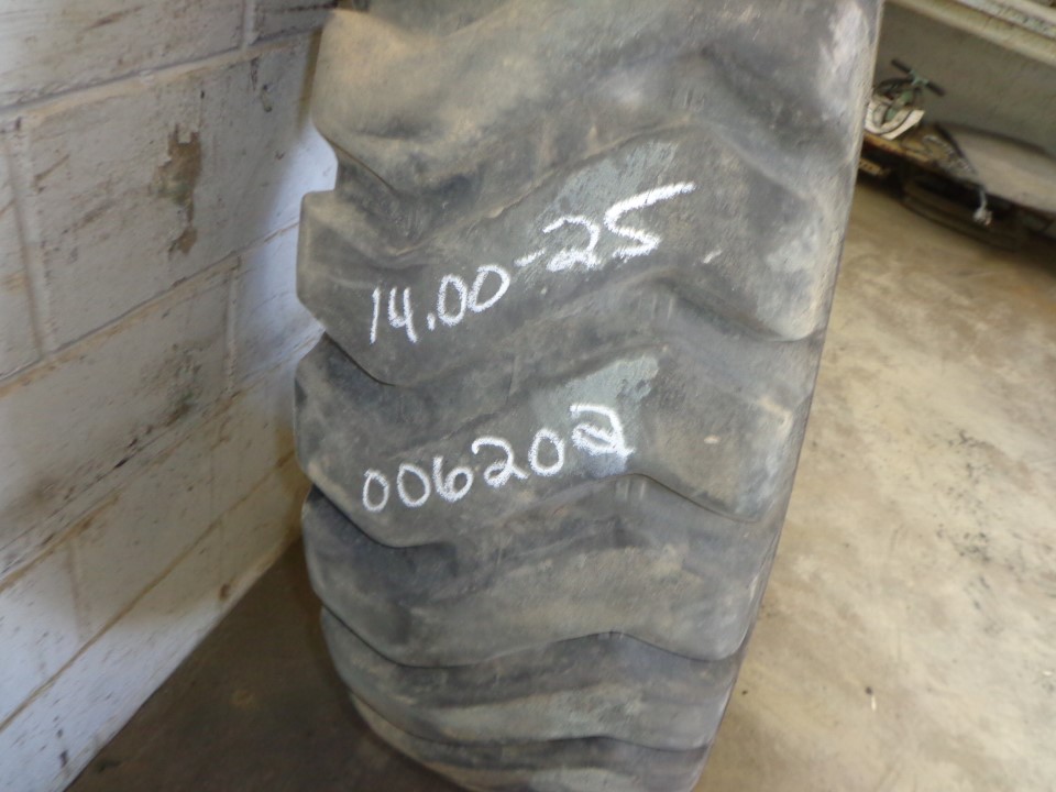 14.00/-25 American Farmer (STA) American Carrier E-3/L-3 Tire 006202-Z