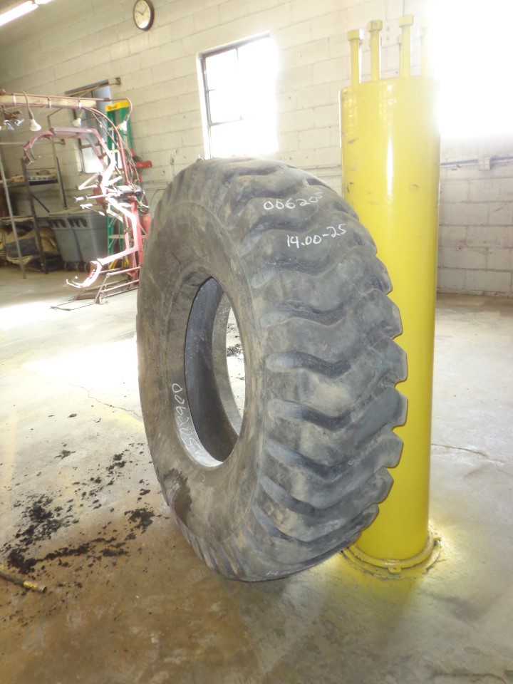 14.00/-25 American Farmer (STA) American Carrier E-3/L-3 Tire 006205-Z
