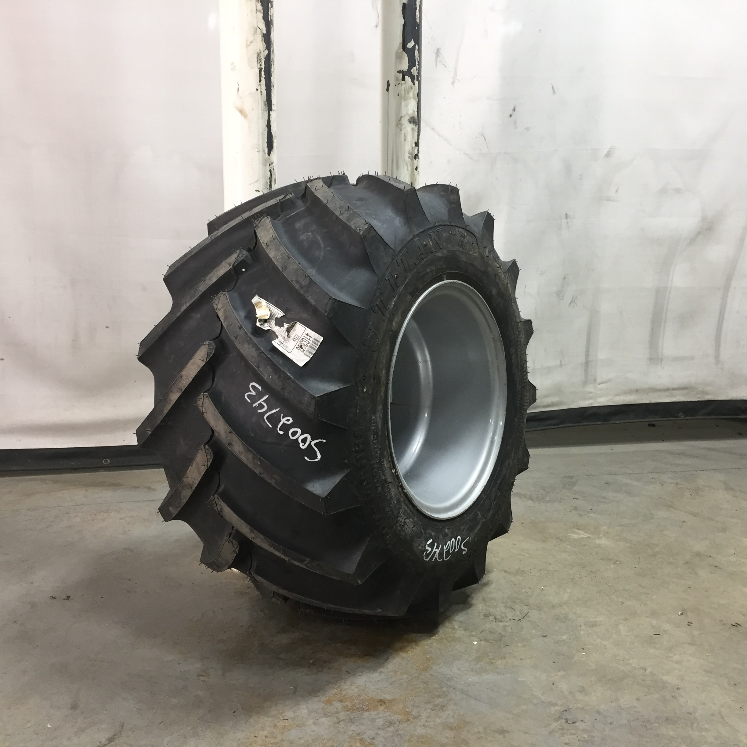 35/19.00-16.1 Titan Farm Flo-Trac Lug HF-2 Tire-Wheel Assembly S002743