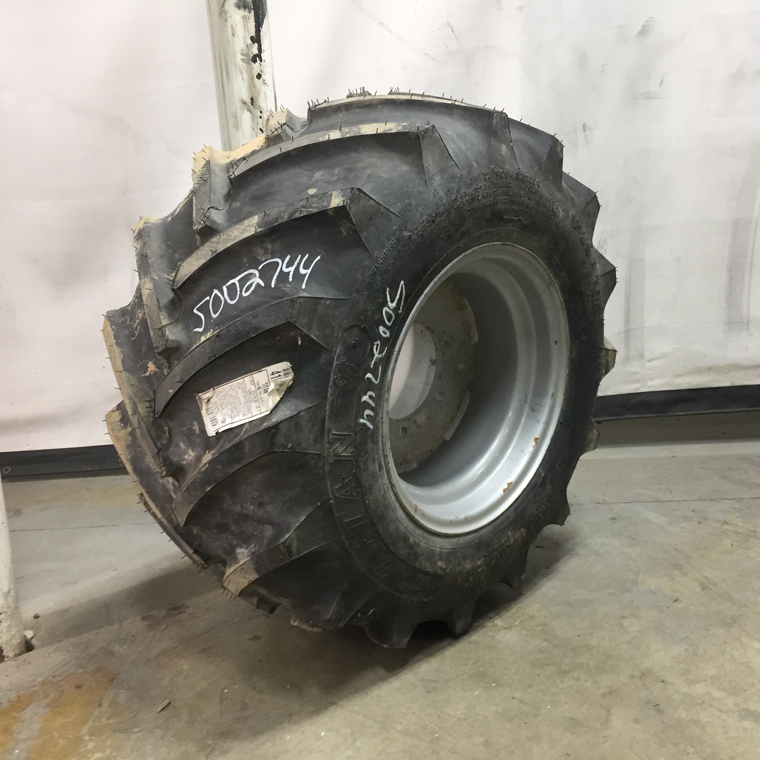 35/19.00-16.1 Titan Farm Flo-Trac Lug HF-2 Tire RS002744