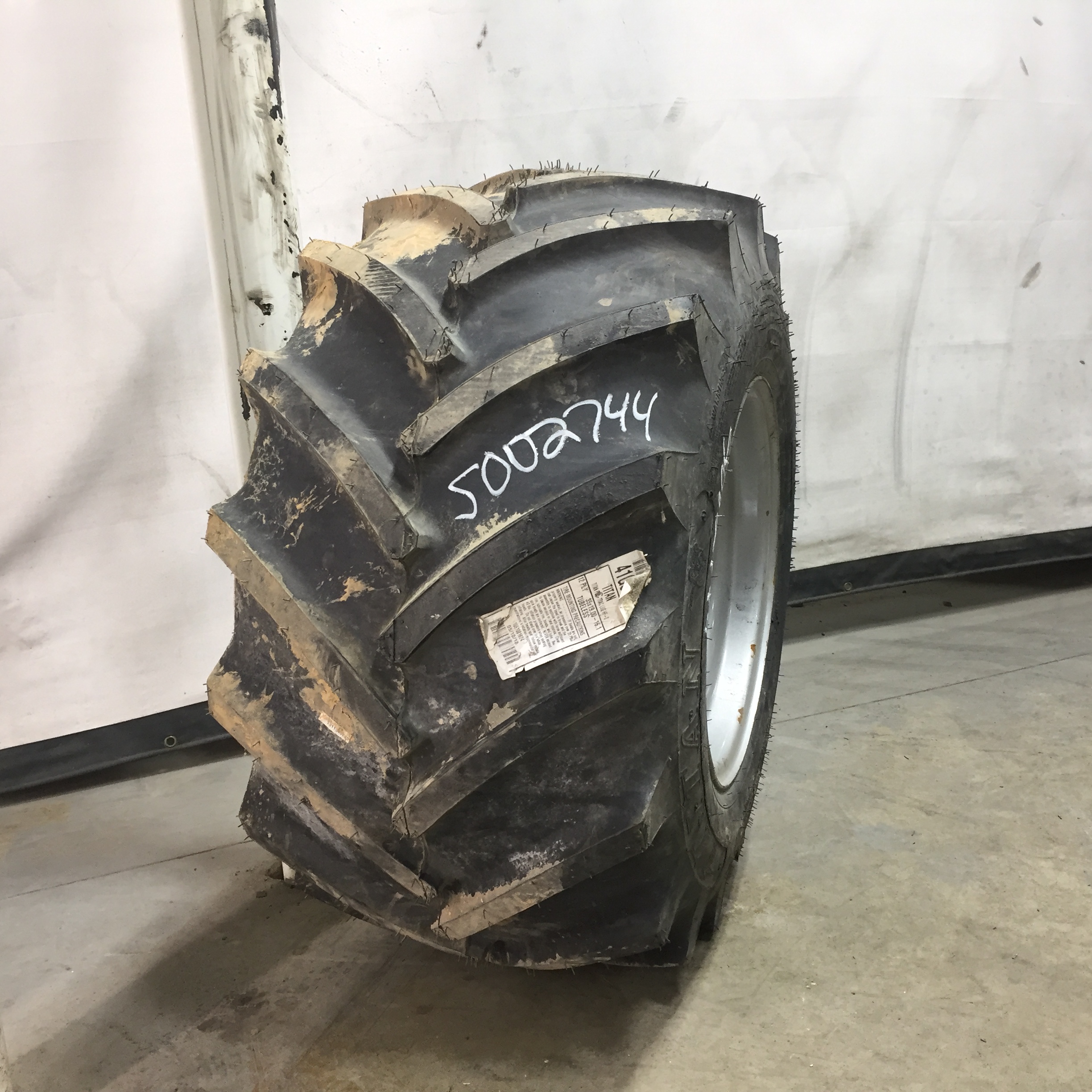 35/19.00-16.1 Titan Farm Flo-Trac Lug HF-2 Tire-Wheel Assembly S002744