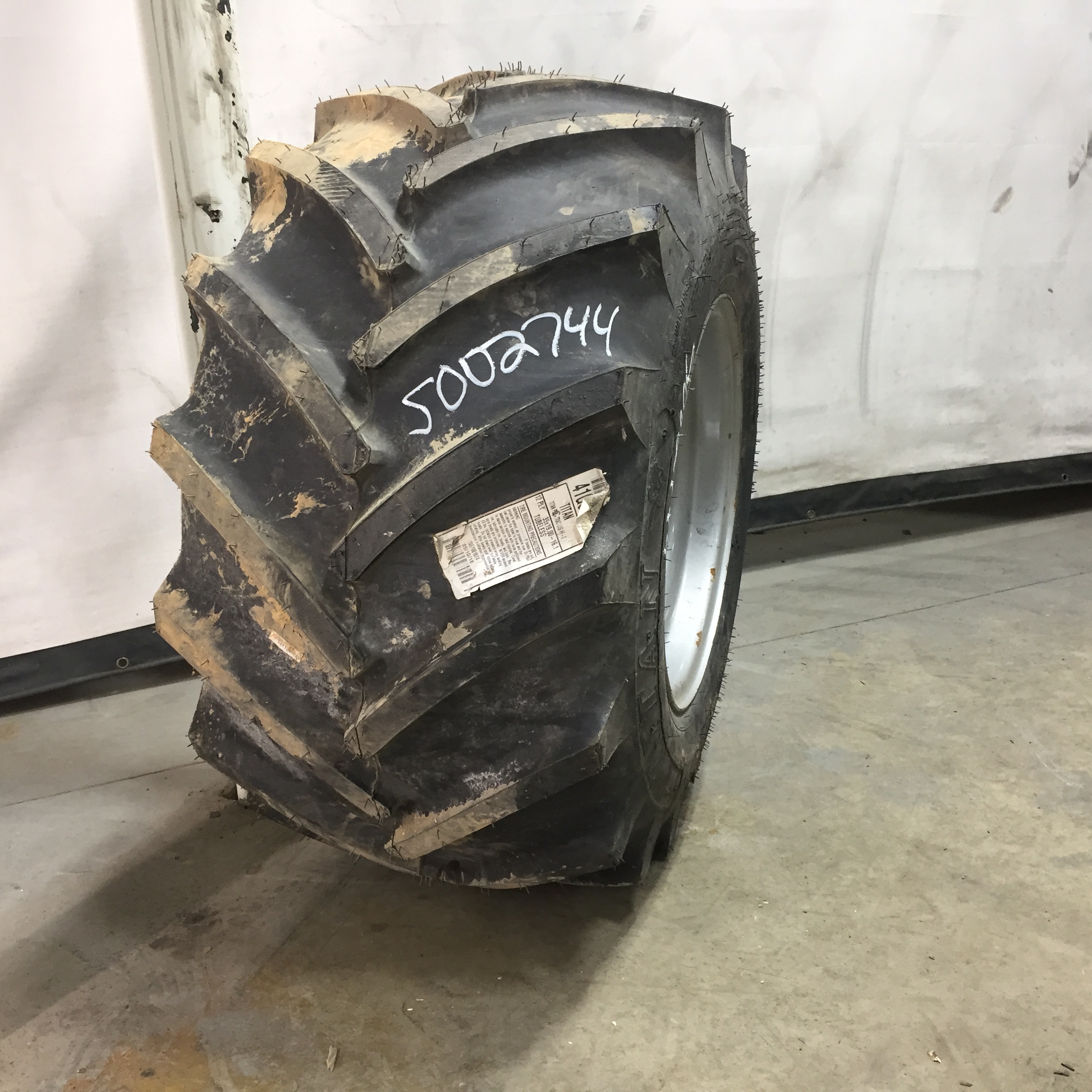 35/19.00-16.1 Titan Farm Flo-Trac Lug HF-2 Tire-Wheel Assembly S002744