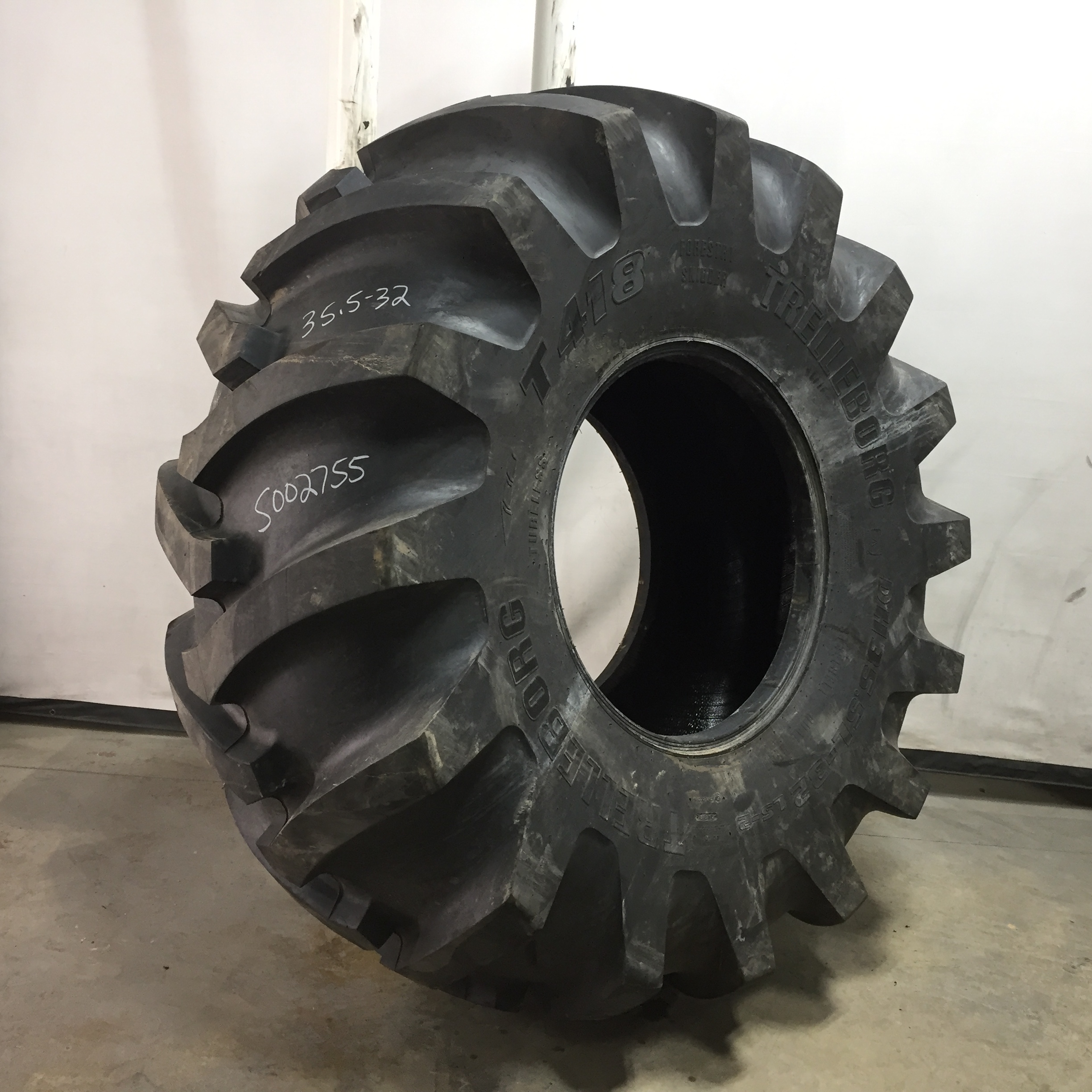 35.5/L-32 Trelleborg T418 Skidder LS-2 Tire S002755