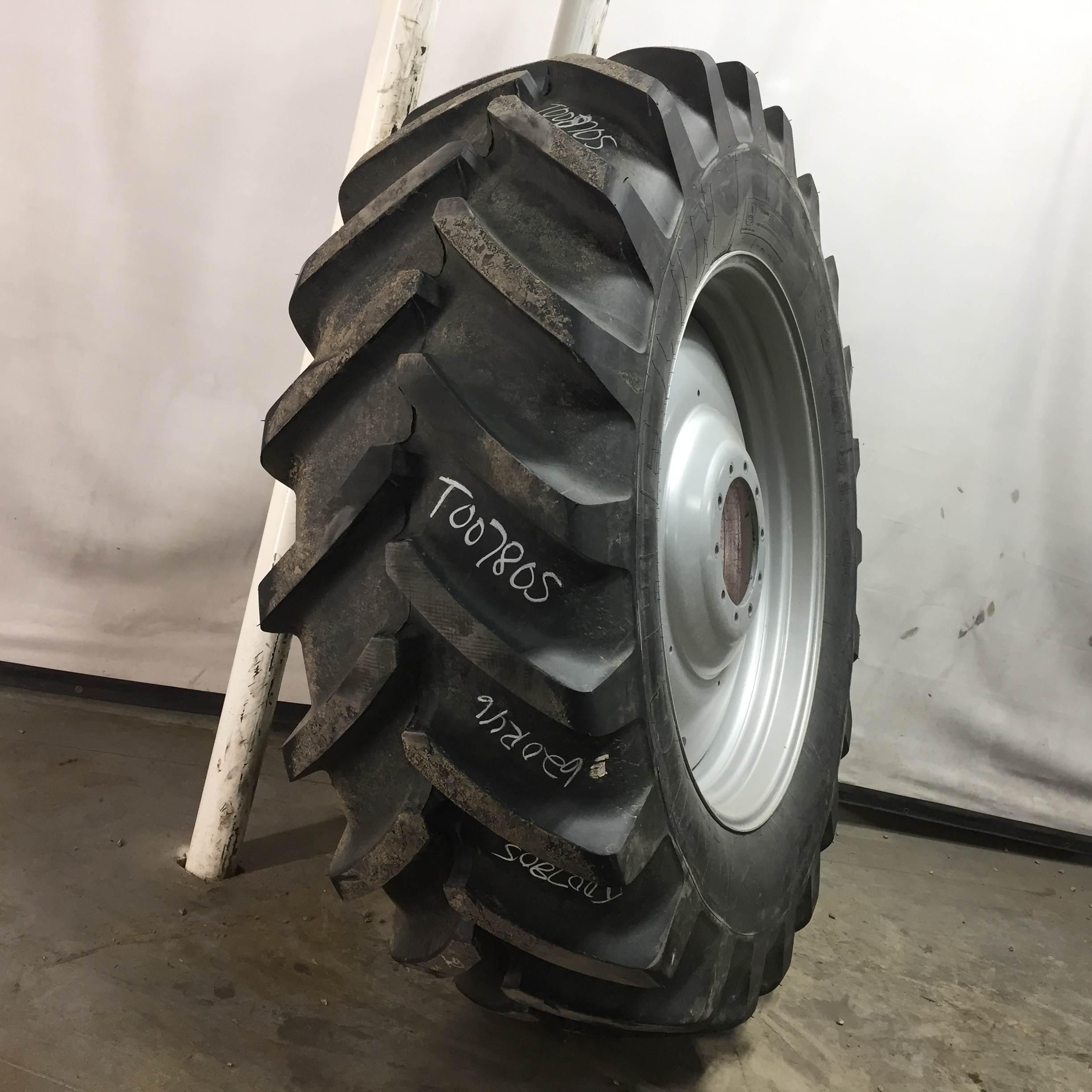 620/70R46 Michelin XM28 R-1W Tire RT007805