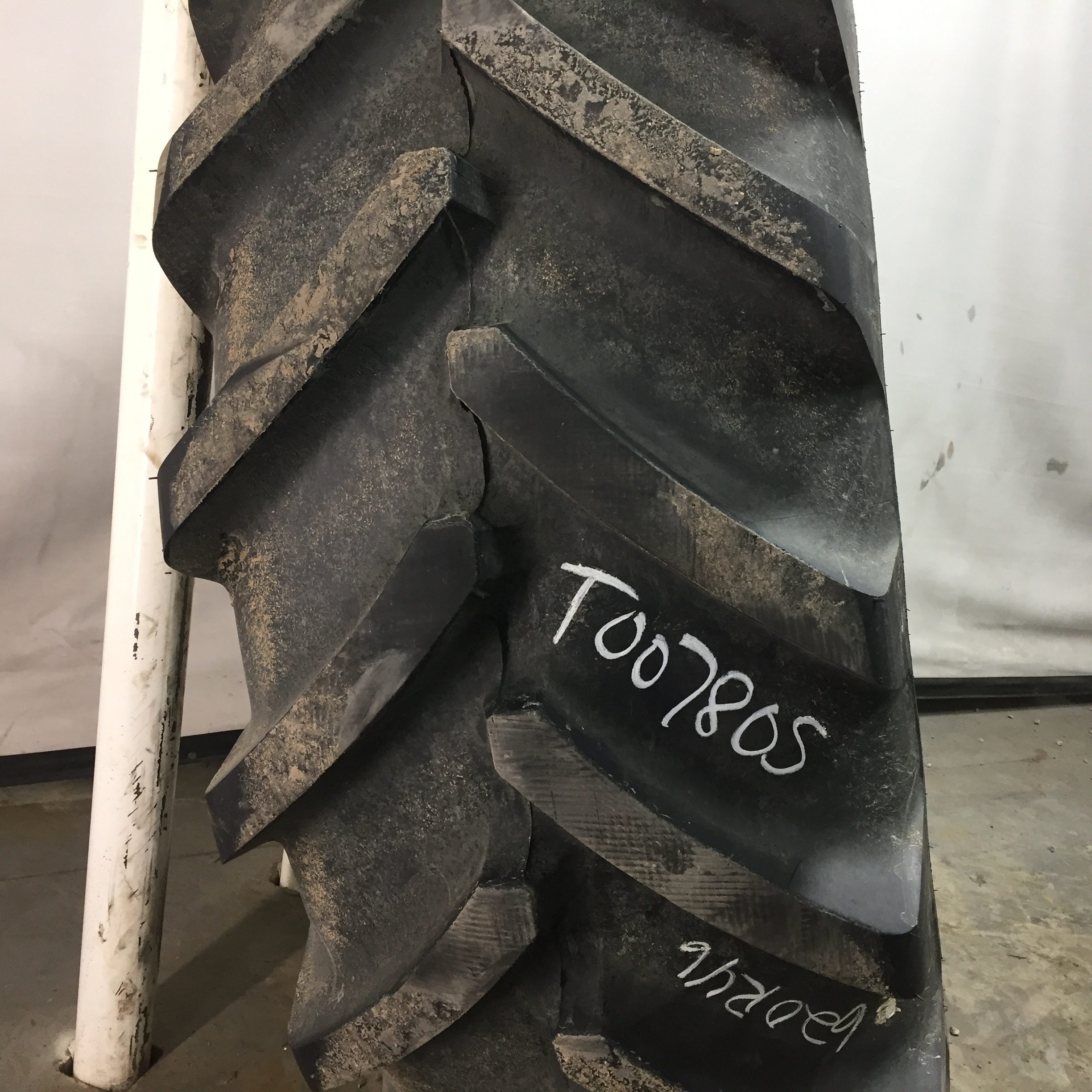 620/70R46 Michelin XM28 R-1W Tire RT007805