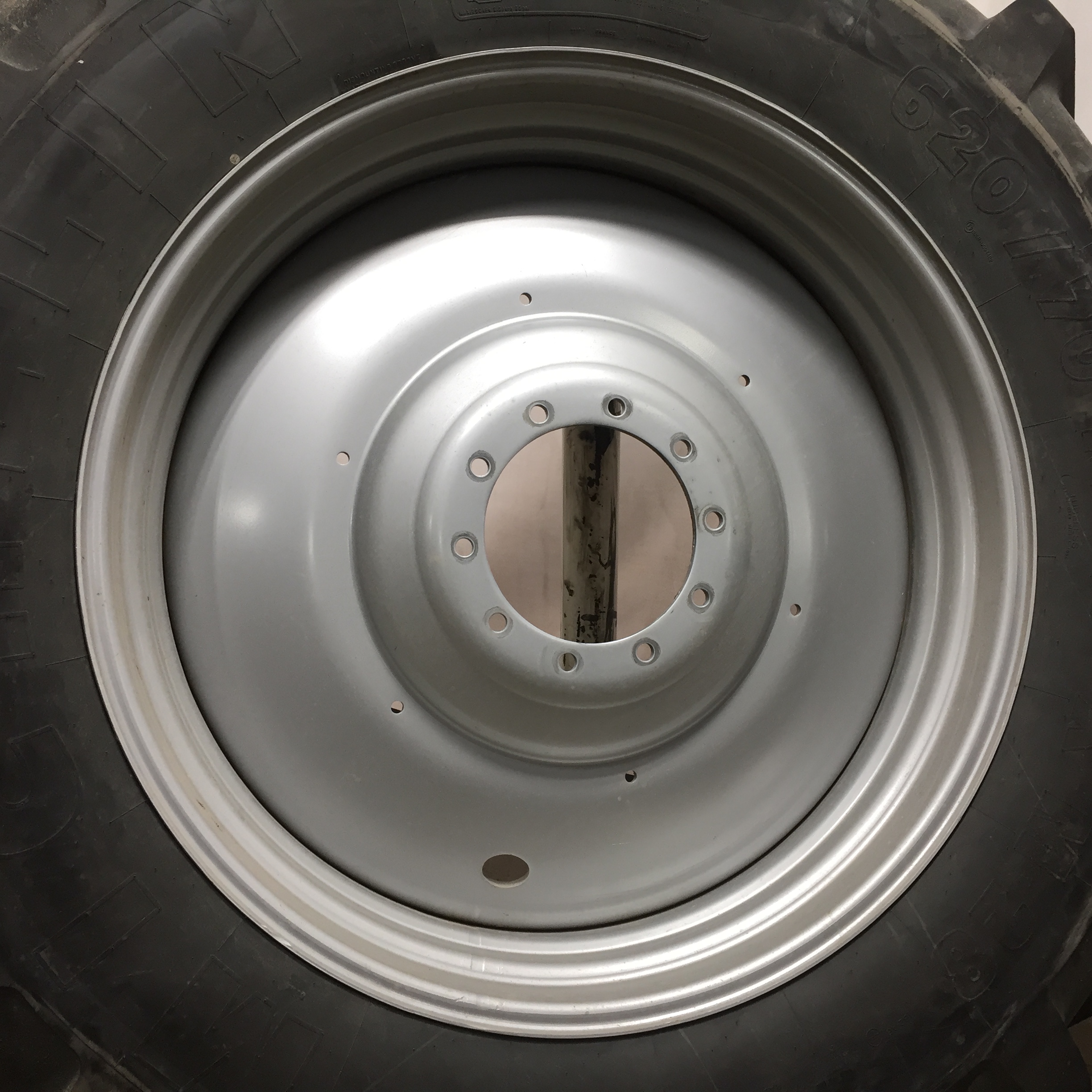 620/70R46 Michelin XM28 R-1W Tire-Wheel Assembly T007805