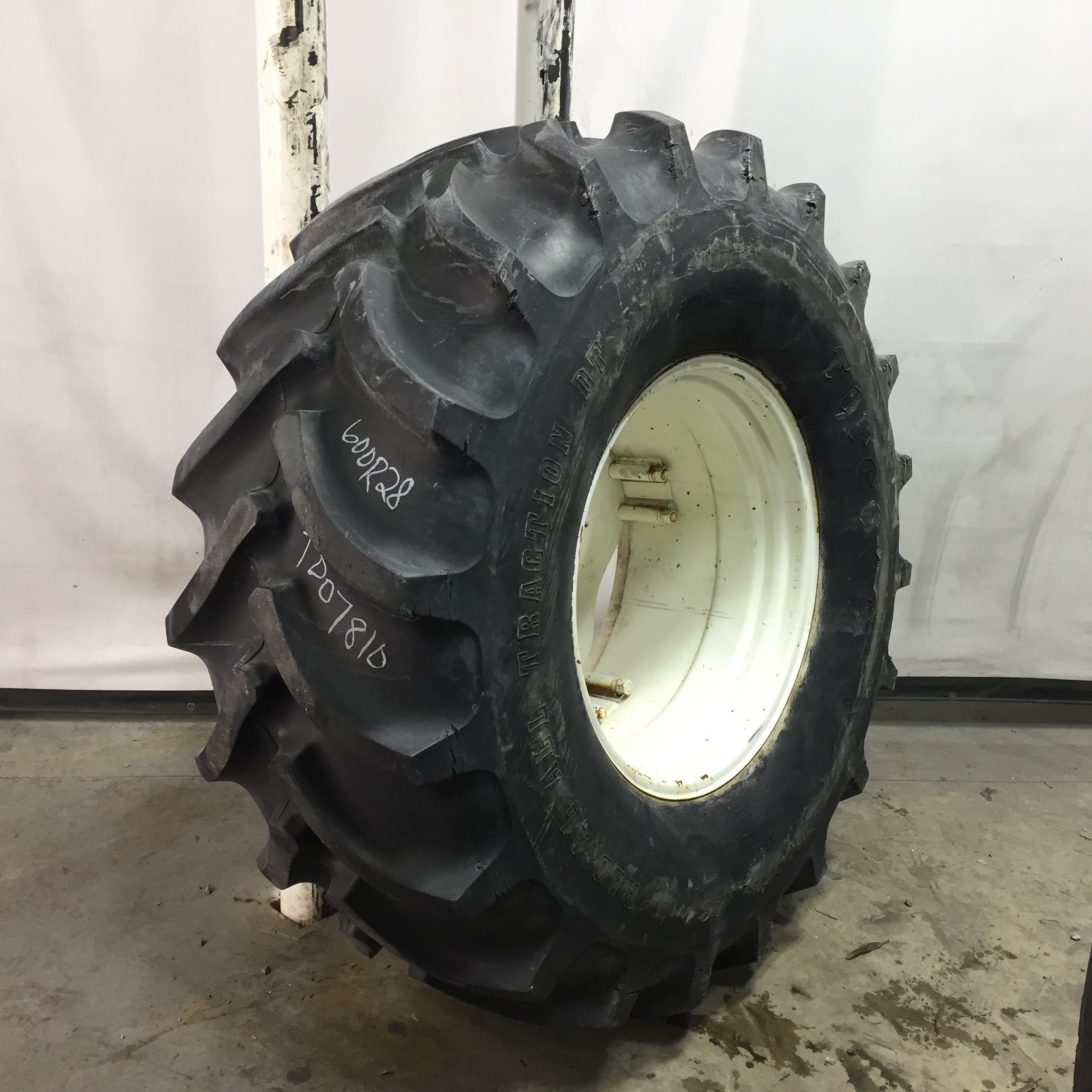 600/65R28 Firestone Radial All Traction DT R-1W Rim with Clamp/Loop Style (groups of 2 bolts) Tire-Wheel Assembly T007810