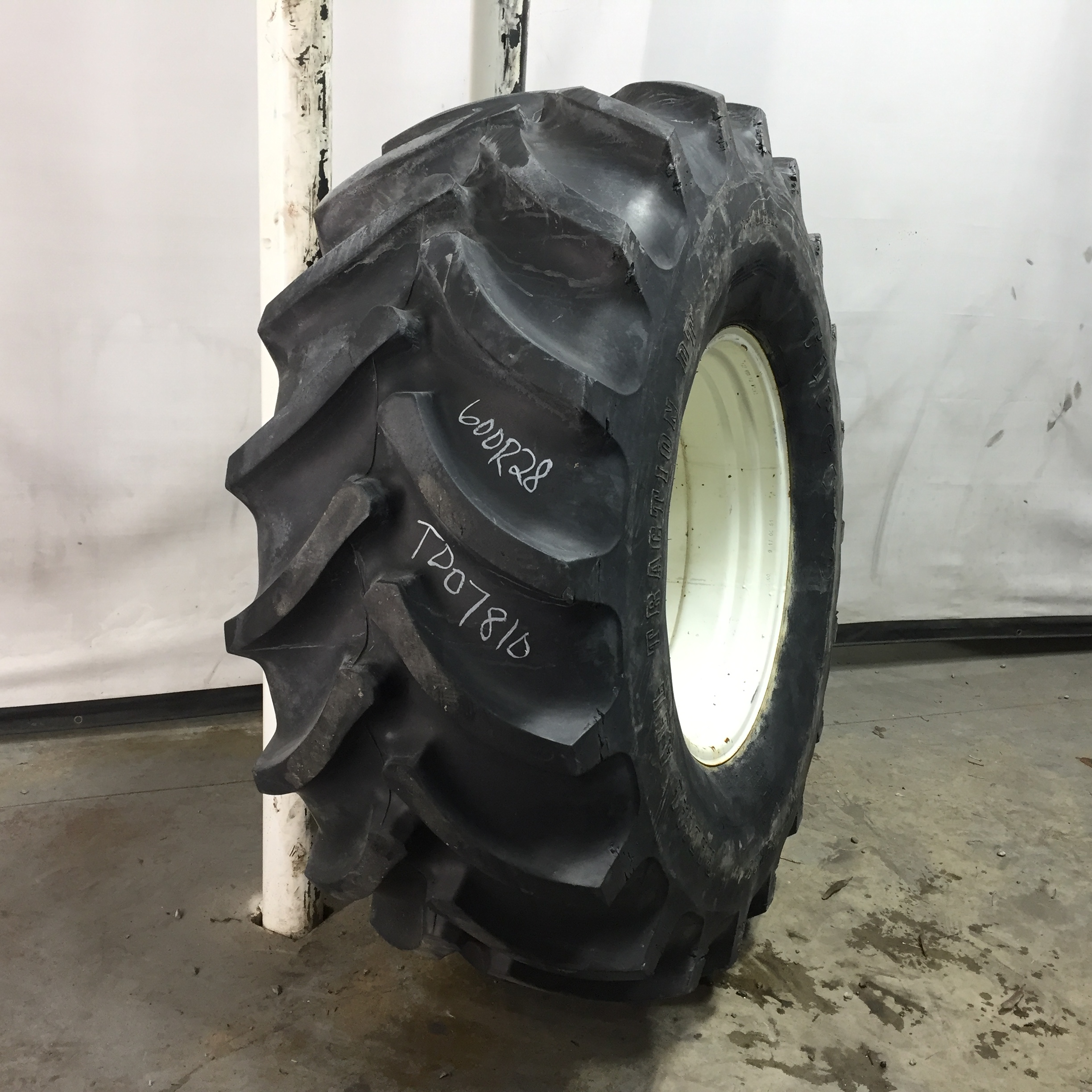 600/65R28 Firestone Radial All Traction DT R-1W Rim with Clamp/Loop Style (groups of 2 bolts) Tire-Wheel Assembly T007810