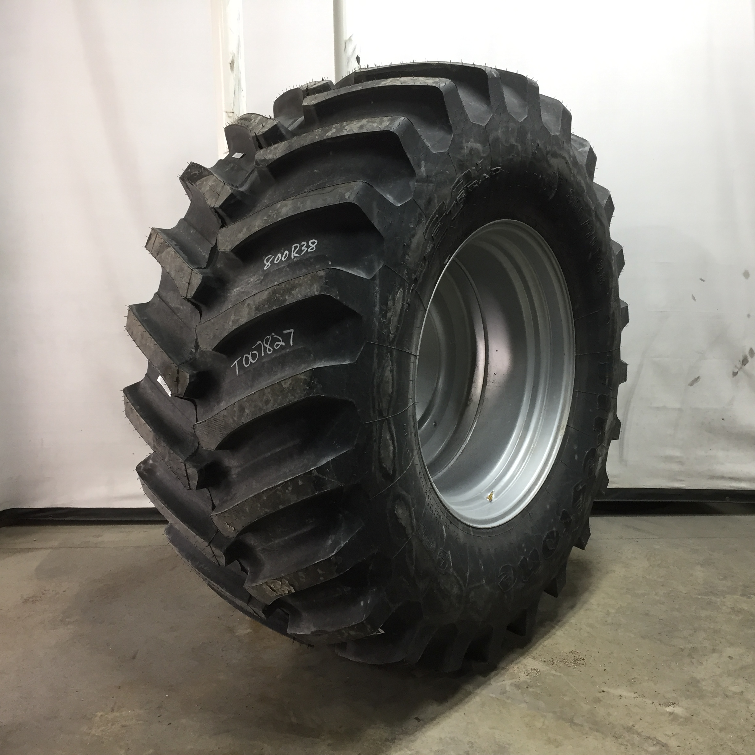 800/70R38 Firestone Radial Deep Tread 23 R-1W Tire RT007827