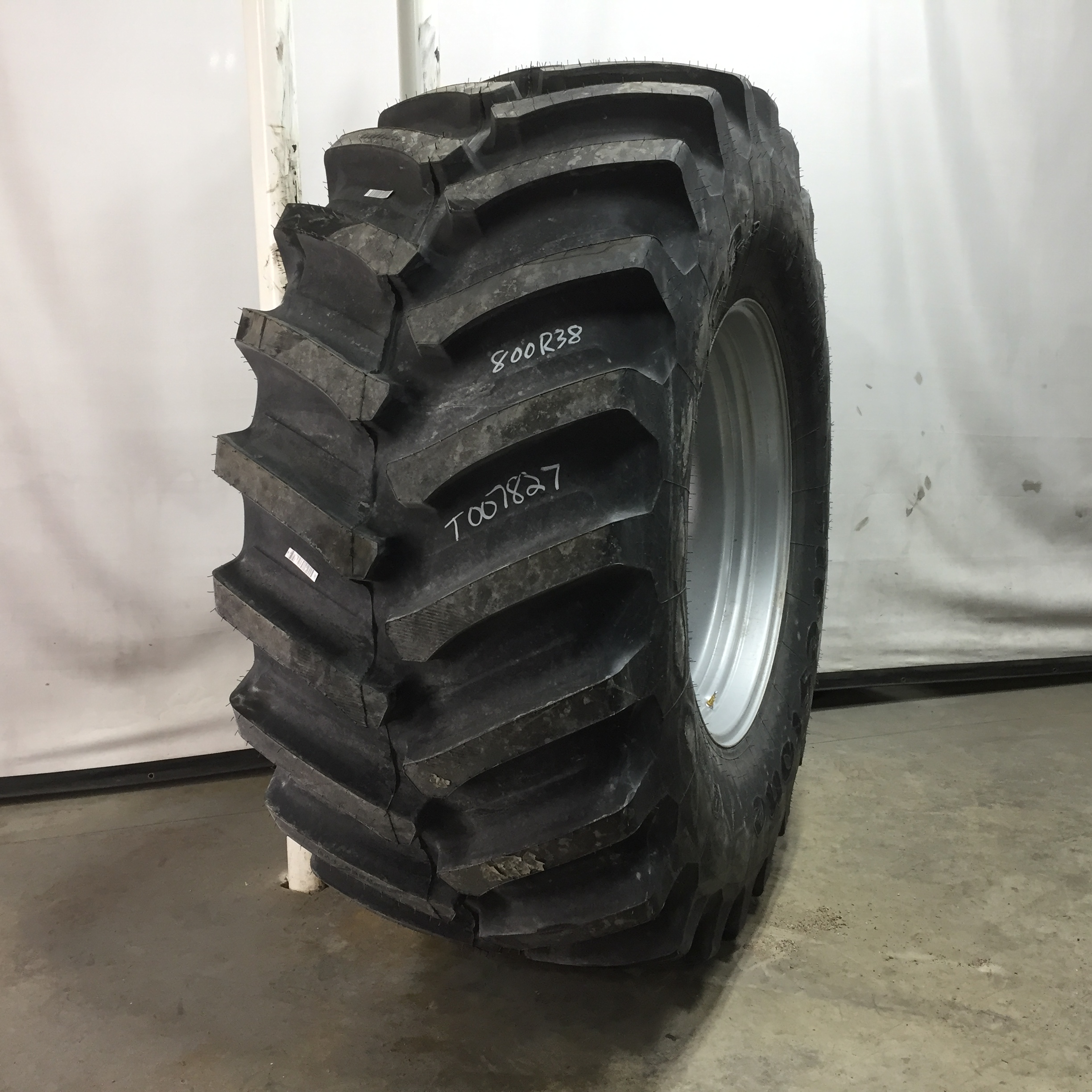 800/70R38 Firestone Radial Deep Tread 23 R-1W Tire RT007827