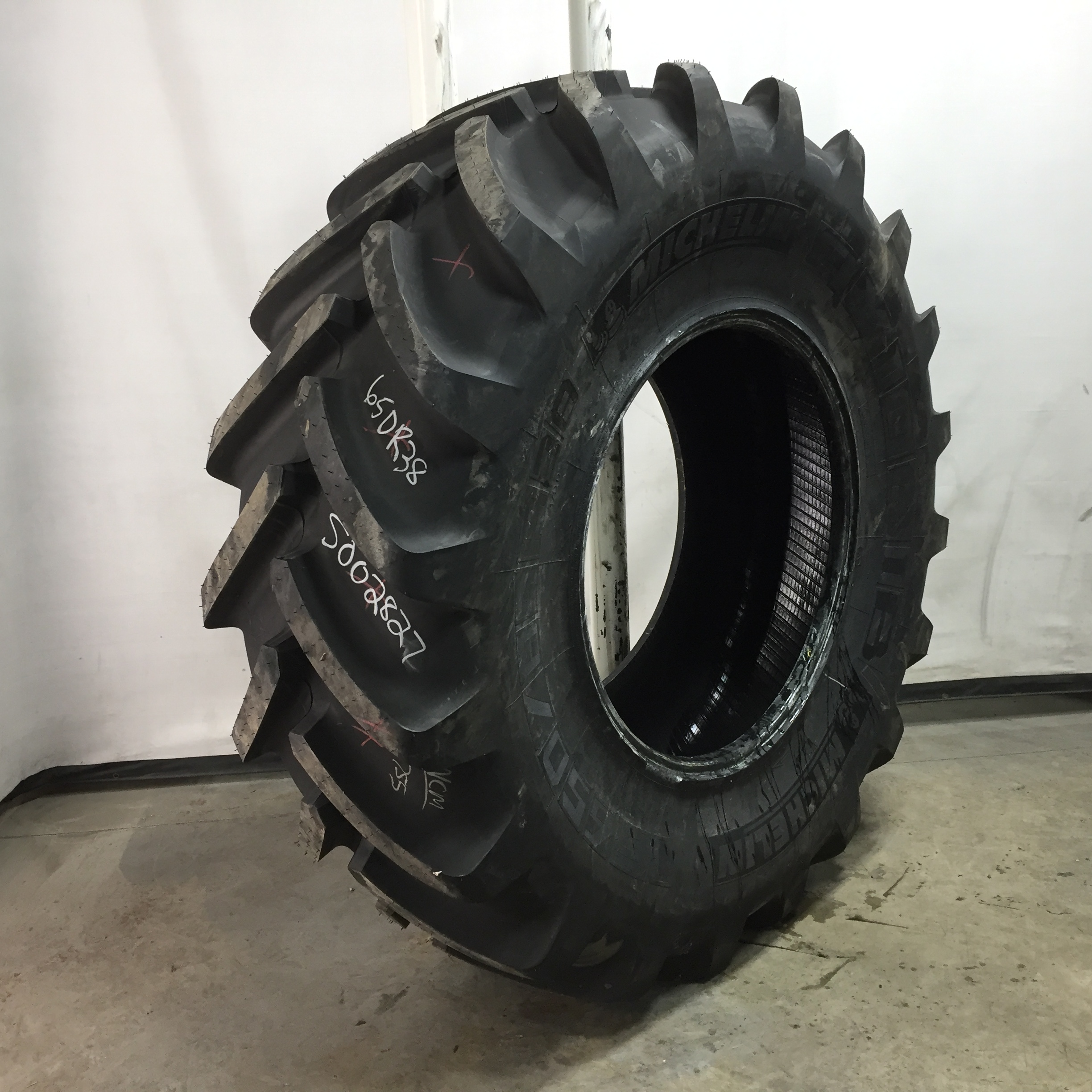 650/85R38 Michelin Axiobib R-1W Tire S002827